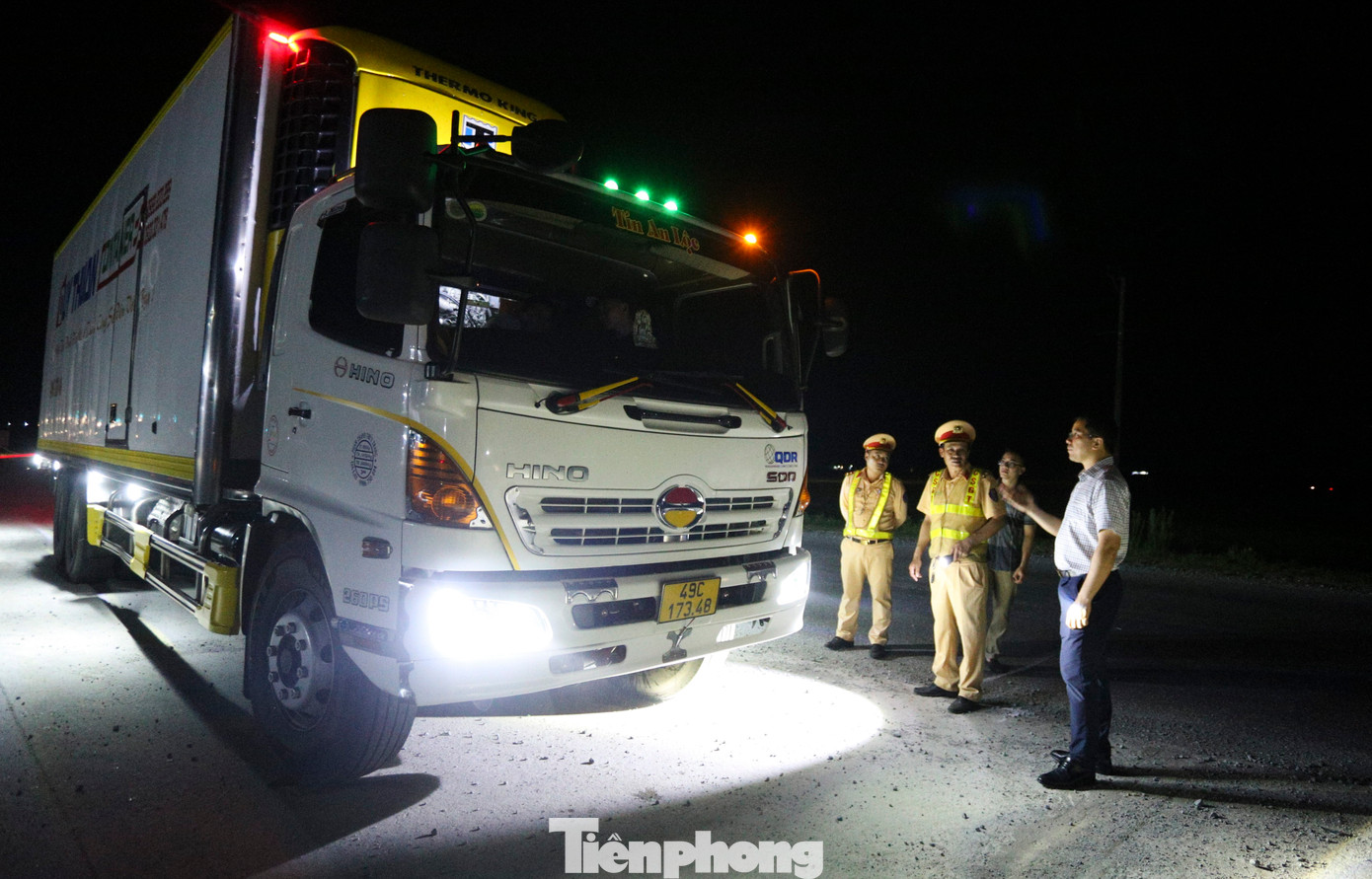"Tuyến Tỉnh lộ 547 (đường ven biển Hà Tĩnh) vừa qua có lượng phương tiện tăng đột biến hơn 430%, đặc biệt là container, xe tải trọng lớn. Việc này phần nào gây áp lực lớn đến hạ tầng qua các khu dân cư, là một trong những nguyên nhân tăng tai nạn giao thông. Công an tỉnh có 2 tổ đặc biệt 238, 256 phối hợp với công an các địa phương tuần tra, kiểm soát khép kín 24/24 để xử lý các vi phạm. Đợt tổng kiểm soát thực hiện 3-5 tháng và sẽ duy trì lâu dài", Giám đốc Công an tỉnh Hà Tĩnh cho biết. "Tuyến Tỉnh lộ 547 (đường ven biển Hà Tĩnh) vừa qua có lượng phương tiện tăng đột biến hơn 430%, đặc biệt là container, xe tải trọng lớn. Việc này phần nào gây áp lực lớn đến hạ tầng qua các khu dân cư, là một trong những nguyên nhân tăng tai nạn giao thông. Công an tỉnh có 2 tổ đặc biệt 238, 256 phối hợp với công an các địa phương tuần tra, kiểm soát khép kín 24/24 để xử lý các vi phạm. Đợt tổng kiểm soát thực hiện 3-5 tháng và sẽ duy trì lâu dài", Giám đốc Công an tỉnh Hà Tĩnh cho biết.