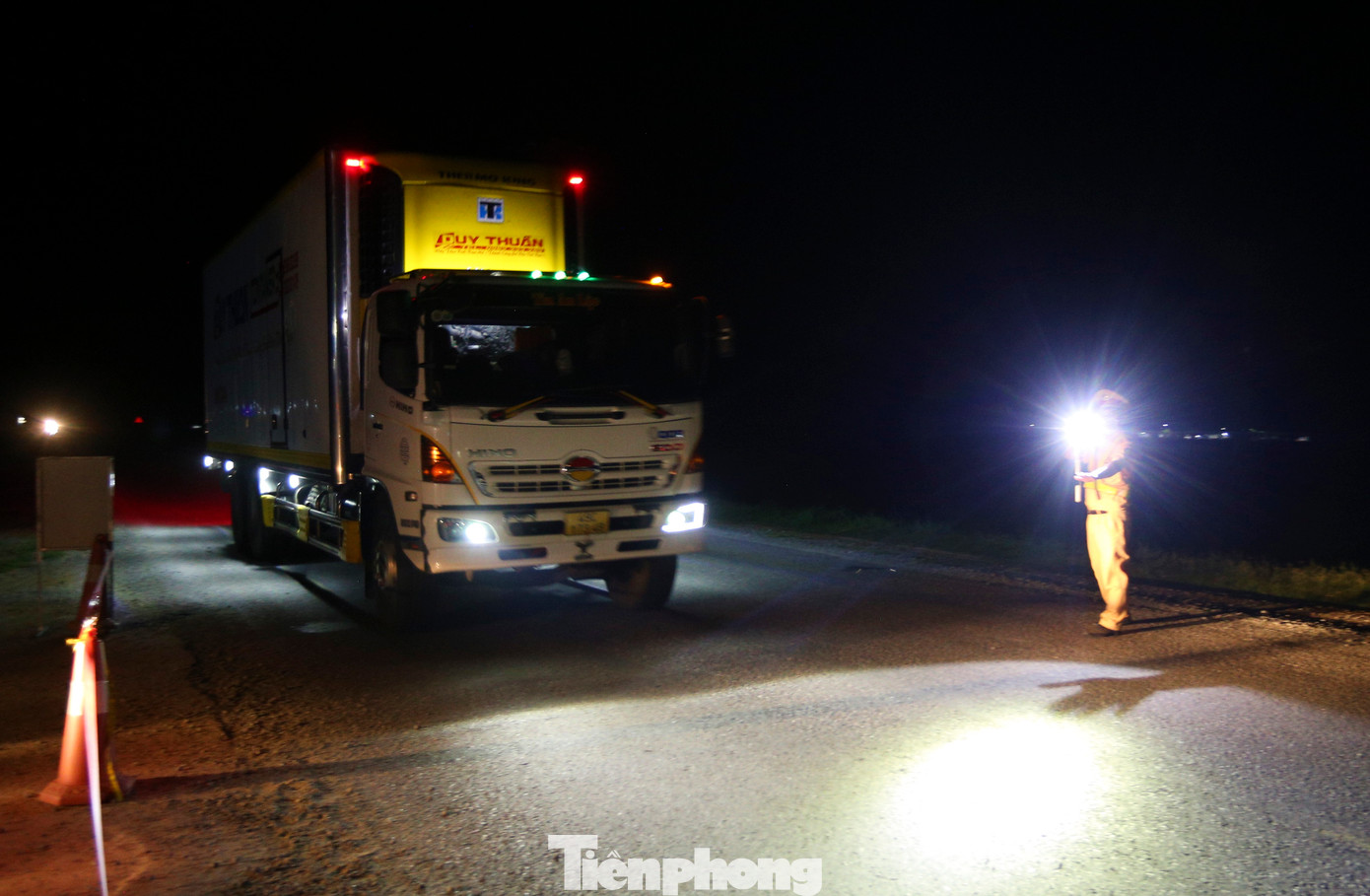 Nhiều trường hợp có dấu hiệu chở quá tải trọng, quá số hành khách quy định được yêu cầu kiểm tra, xác định vi phạm. Nhiều trường hợp có dấu hiệu chở quá tải trọng, quá số hành khách quy định được yêu cầu kiểm tra, xác định vi phạm.