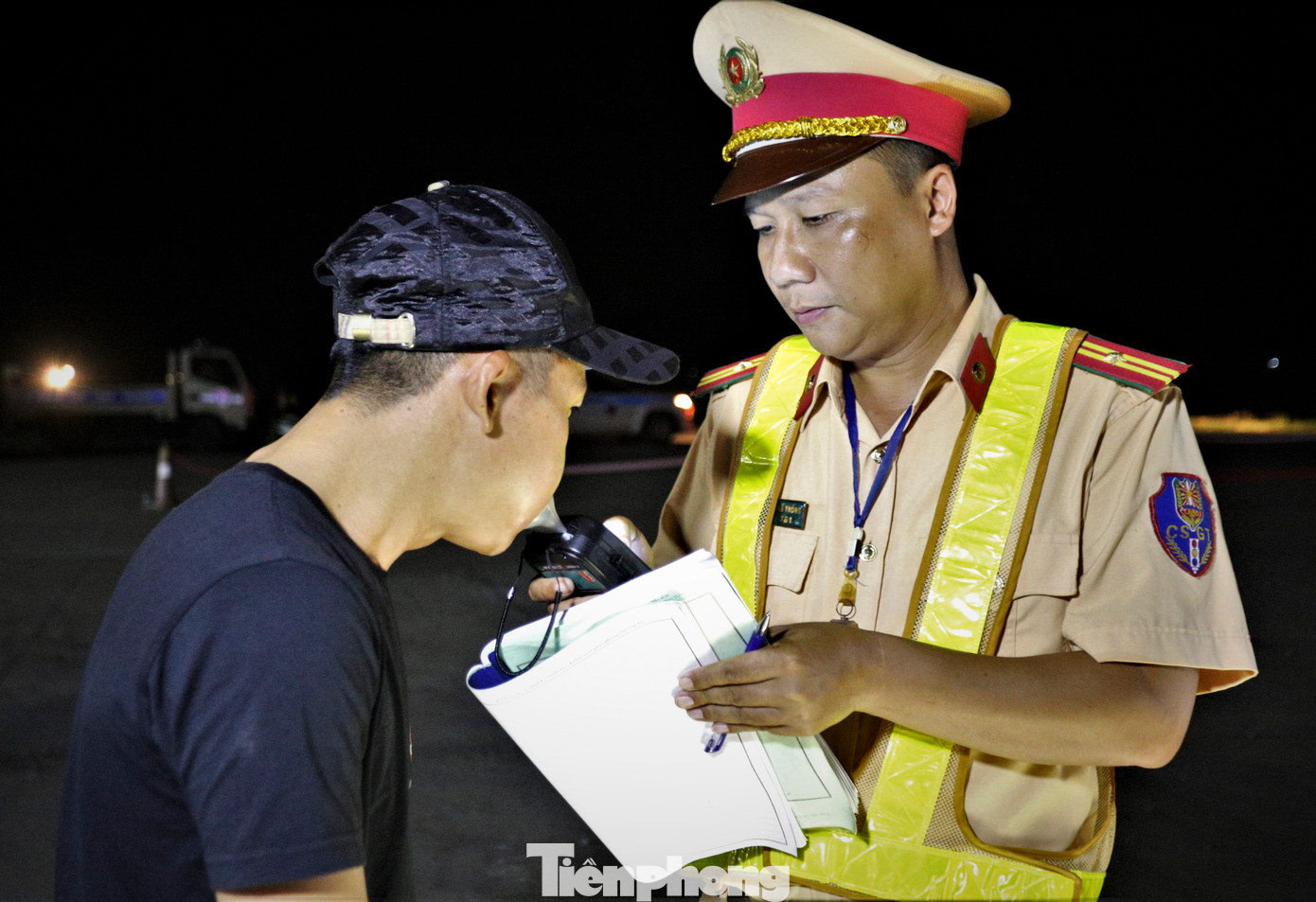 Tài xế điều khiển phương tiện được yêu cầu kiểm tra nồng độ cồn khi tham gia giao thông. Tài xế điều khiển phương tiện được yêu cầu kiểm tra nồng độ cồn khi tham gia giao thông.