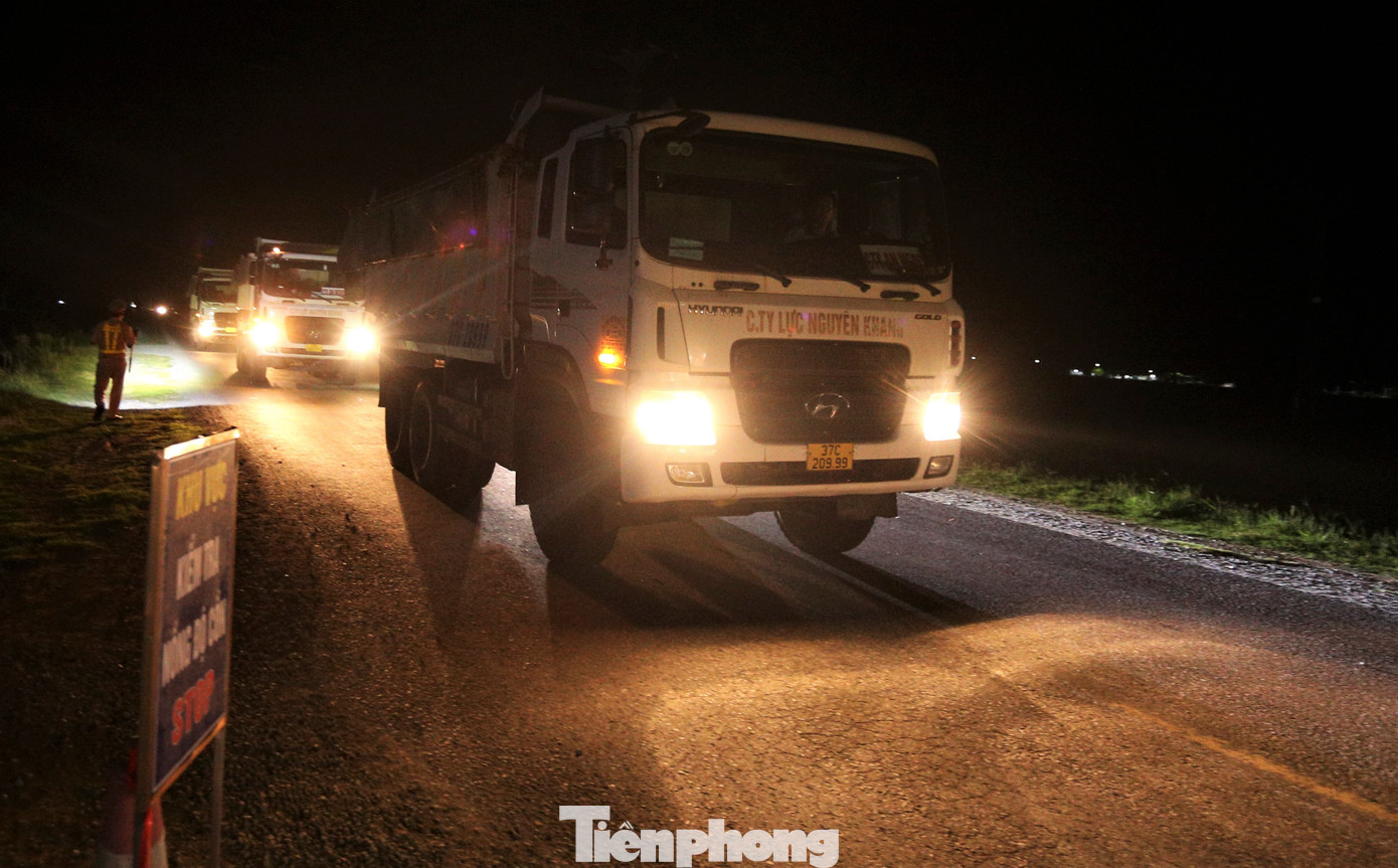 Trước đó, Tiền Phong có loạt bài phản ánh tình trạng xe tải trọng lớn "cày" đường ven biển Nghệ An, Hà Tĩnh để né trạm thu phí. Ngành chức năng thống kê mỗi ngày có từ 400-500 xe tải, xe tải trọng nặng qua cầu Cửa Hội, chạy vào đường ven biển. Phương tiện tăng đột biến là một trong những nguyên nhân làm gia tăng các vụ tai nạn giao thông trên tuyến. Lực lượng chức năng địa phương đã tăng cường kiểm tra, xử lý các phương tiện vi phạm và tuyên truyền, yêu cầu tài xế ký cam kết thực hiện quy định khi di chuyển trên tuyến đường này. Trước đó, Tiền Phong có loạt bài phản ánh tình trạng xe tải trọng lớn "cày" đường ven biển Nghệ An, Hà Tĩnh để né trạm thu phí. Ngành chức năng thống kê mỗi ngày có từ 400-500 xe tải, xe tải trọng nặng qua cầu Cửa Hội, chạy vào đường ven biển. Phương tiện tăng đột biến là một trong những nguyên nhân làm gia tăng các vụ tai nạn giao thông trên tuyến. Lực lượng chức năng địa phương đã tăng cường kiểm tra, xử lý các phương tiện vi phạm và tuyên truyền, yêu cầu tài xế ký cam kết thực hiện quy định khi di chuyển trên tuyến đường này.