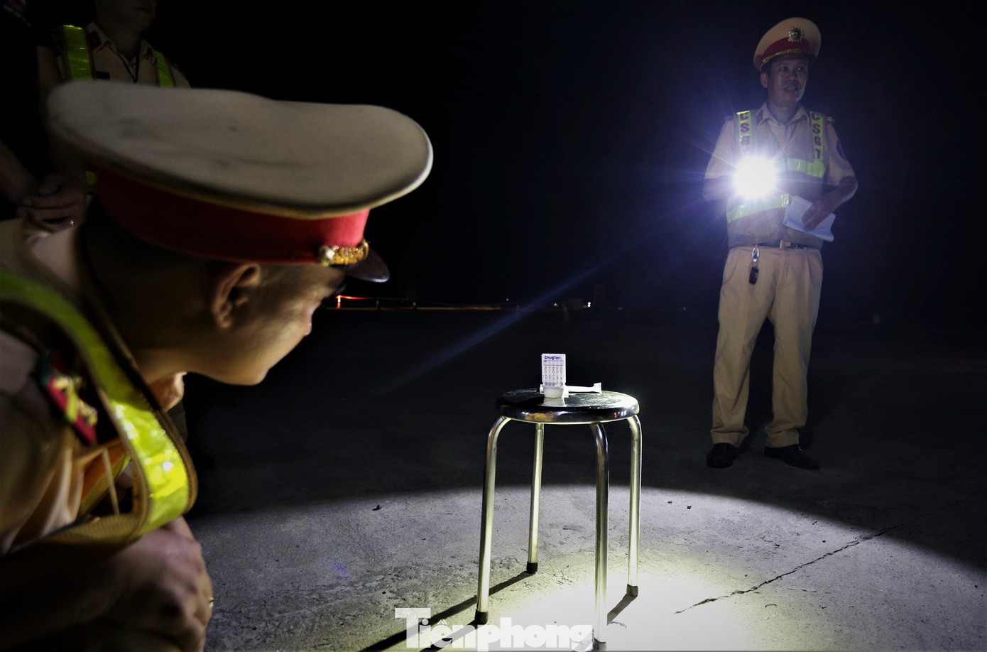 Cảnh sát cũng test nhanh mẫu nước tiểu người điều khiển phương tiện để kiểm tra ma túy, chất kích thích. Cảnh sát cũng test nhanh mẫu nước tiểu người điều khiển phương tiện để kiểm tra ma túy, chất kích thích.