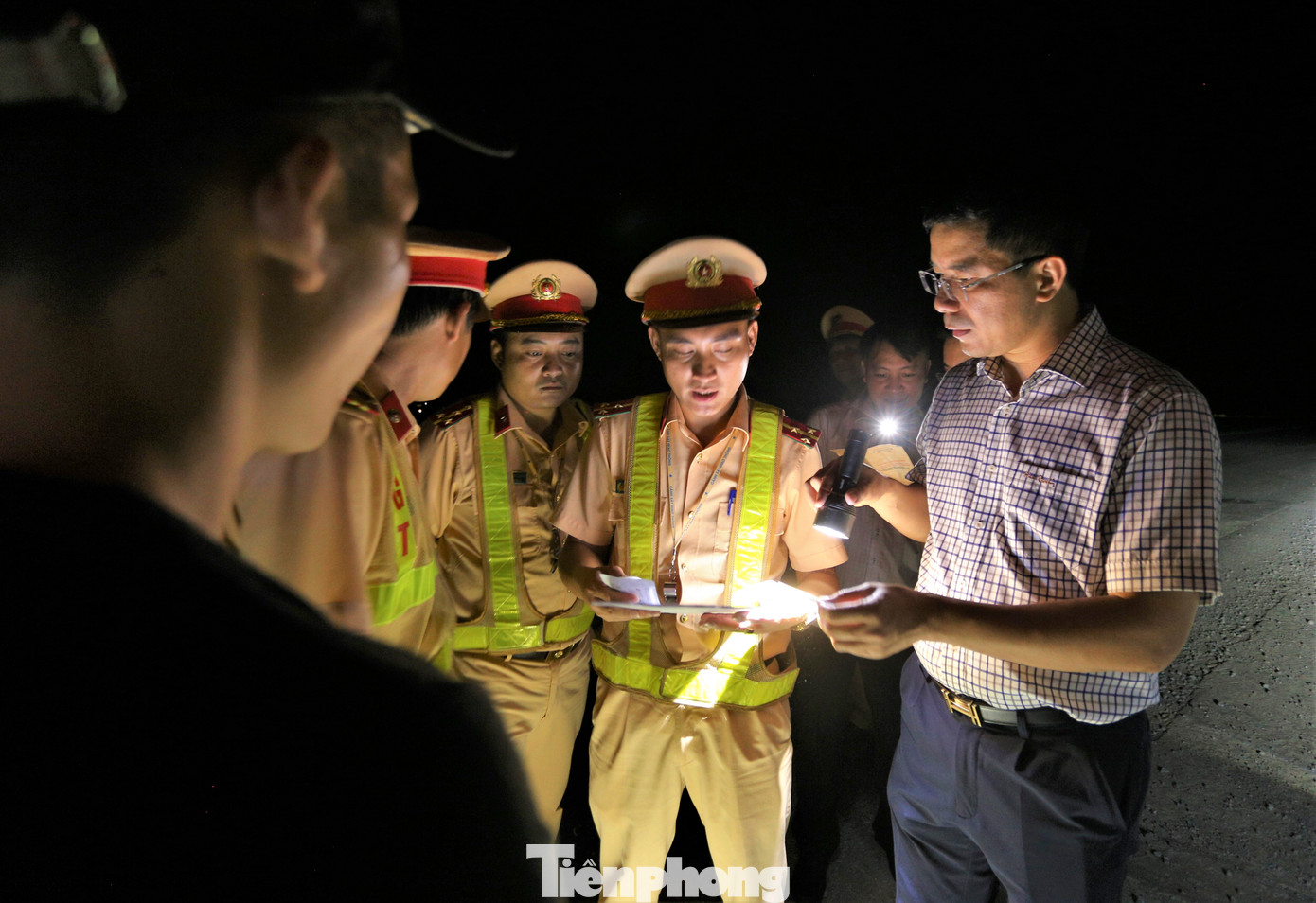 Tối 13/4, đại tá Nguyễn Hồng Phong - Giám đốc Công an Hà Tĩnh (bìa phải), trực tiếp có mặt chỉ đạo Tổ đặc biệt 256 tổng kiểm tra phương tiện vận tải hàng hóa và hành khách trên tuyến đường ven biển Hà Tĩnh. Tối 13/4, đại tá Nguyễn Hồng Phong - Giám đốc Công an Hà Tĩnh (bìa phải), trực tiếp có mặt chỉ đạo Tổ đặc biệt 256 tổng kiểm tra phương tiện vận tải hàng hóa và hành khách trên tuyến đường ven biển Hà Tĩnh.