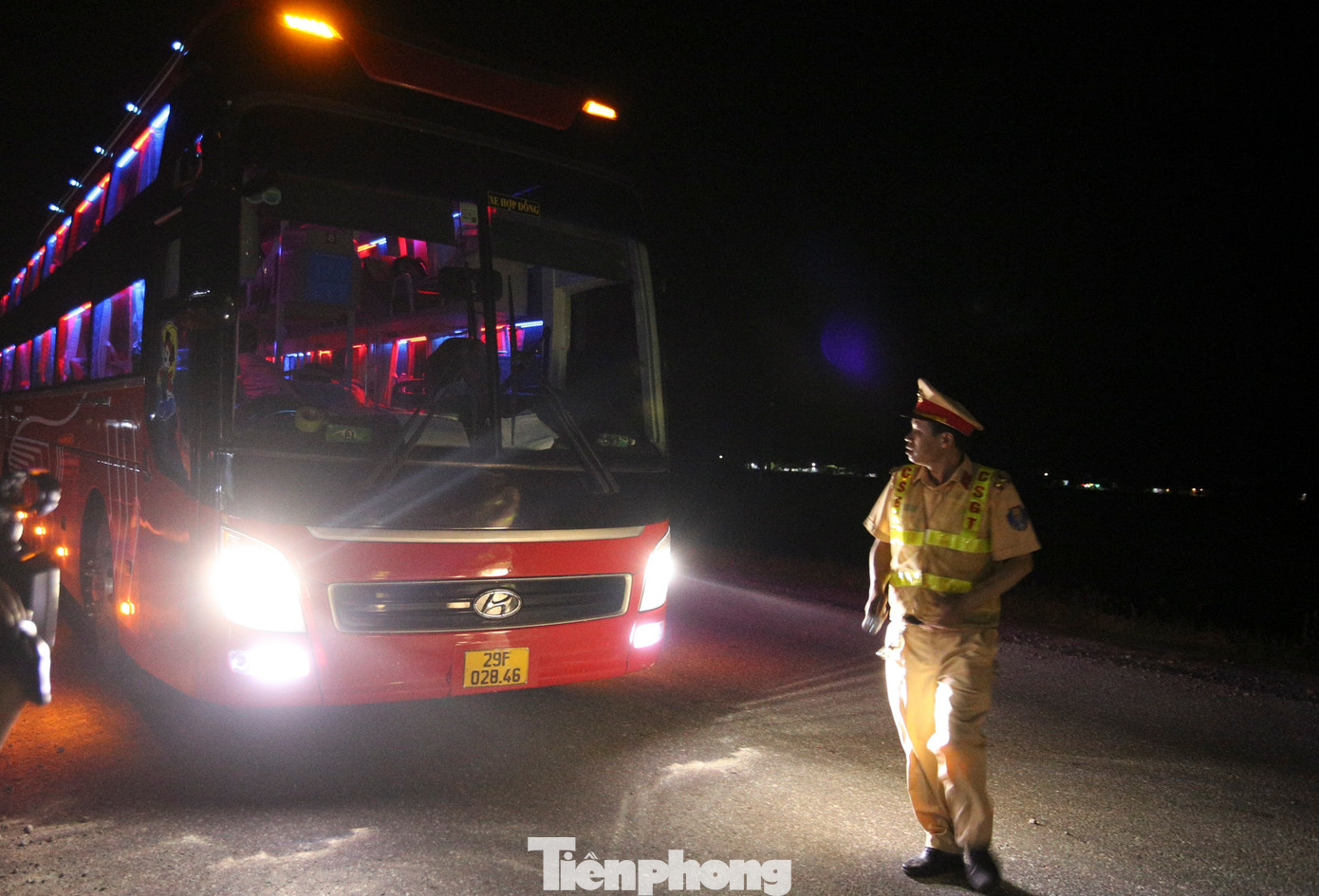 Kiểm tra quy định chấp hành chở số người theo quy định trên ô tô vận tải hành khách. Kiểm tra quy định chấp hành chở số người theo quy định trên ô tô vận tải hành khách.