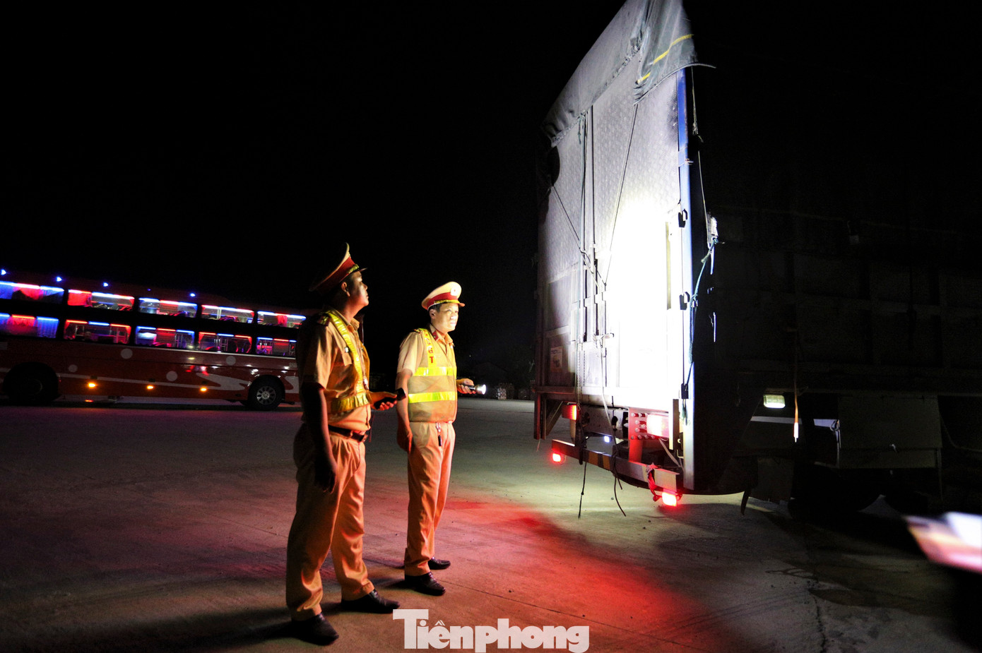 Các xe vận tải hàng hóa, container được kiểm tra. Các xe vận tải hàng hóa, container được kiểm tra.