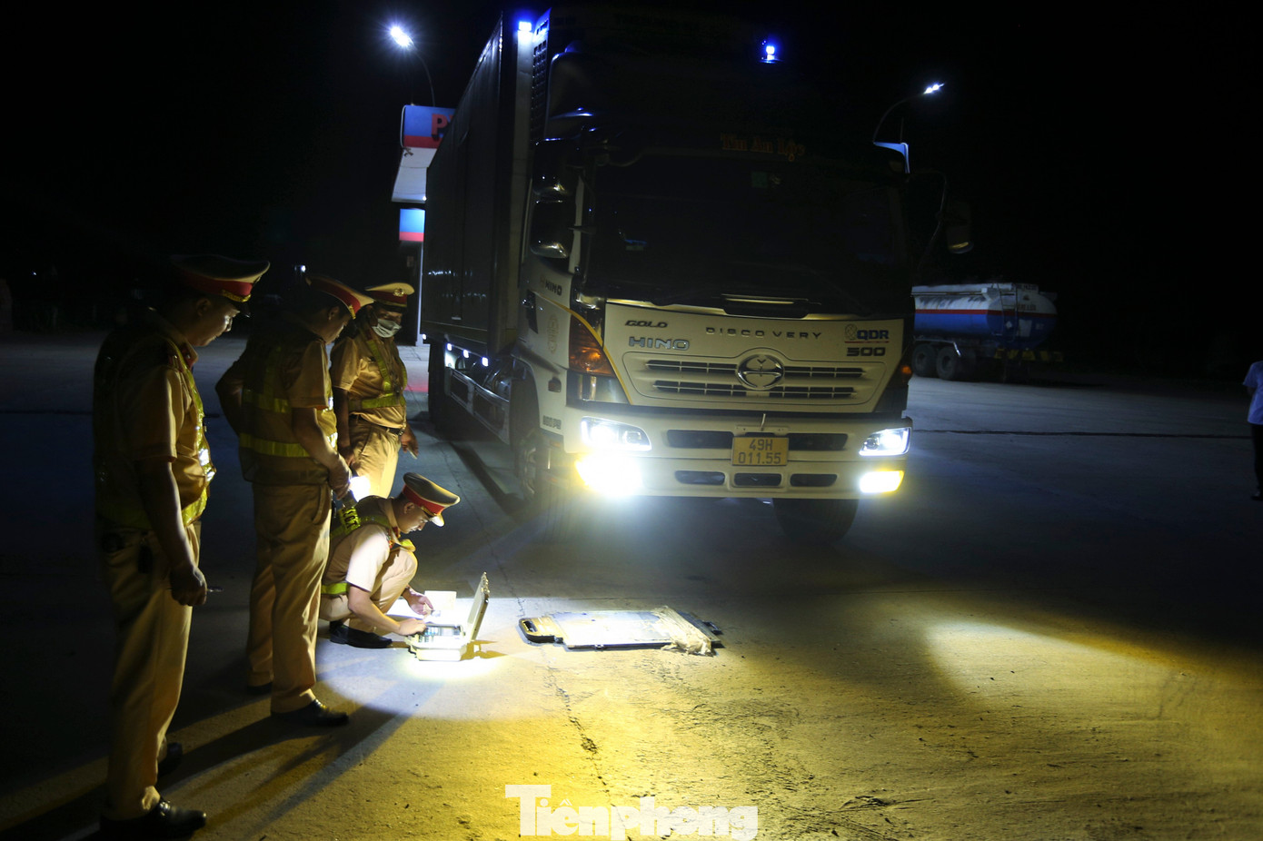 Tổ công tác sử dụng trang thiết bị, phương tiện kỹ thuật để kiểm tra tải trọng phương tiện có dấu hiệu vi phạm. Tổ công tác sử dụng trang thiết bị, phương tiện kỹ thuật để kiểm tra tải trọng phương tiện có dấu hiệu vi phạm.