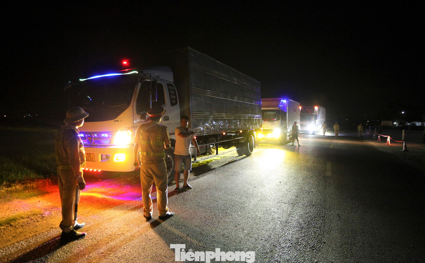 Công an Hà Tĩnh đang triển khai cao điểm tổng kiểm soát các phương tiện kinh doanh vận tải hành khách và vận tải hàng hóa bằng container trên các tuyến đường ven biển. Hoạt động này nhằm chủ động phát hiện, ngăn chặn, xử lý các hành vi vi phạm, góp phần hạn chế tai nạn giao thông liên quan đến ô tô kinh doanh vận tải hành khách và ô tô vận tải hàng hóa bằng container. Công an Hà Tĩnh đang triển khai cao điểm tổng kiểm soát các phương tiện kinh doanh vận tải hành khách và vận tải hàng hóa bằng container trên các tuyến đường ven biển. Hoạt động này nhằm chủ động phát hiện, ngăn chặn, xử lý các hành vi vi phạm, góp phần hạn chế tai nạn giao thông liên quan đến ô tô kinh doanh vận tải hành khách và ô tô vận tải hàng hóa bằng container.