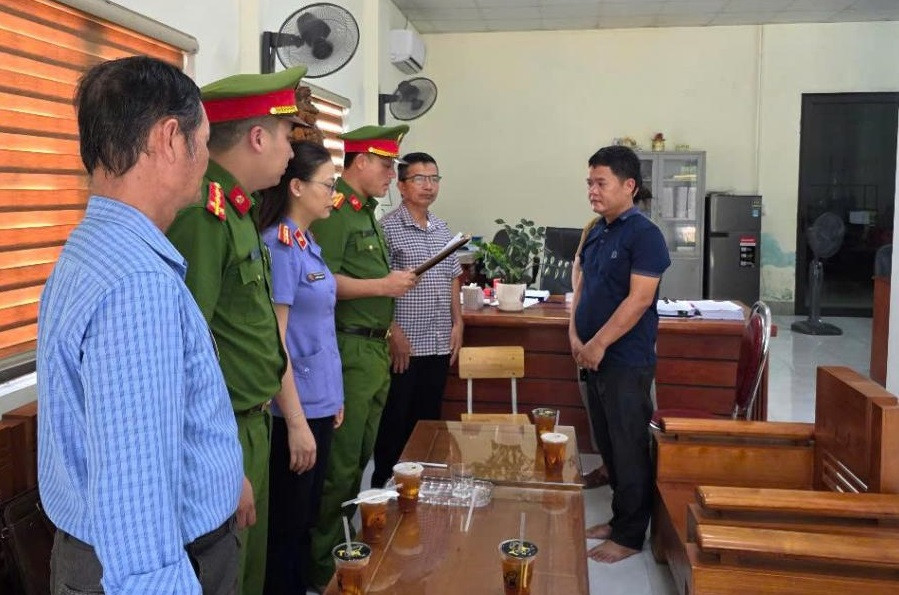 Cảnh sát đọc lệnh khởi tố Nguyễn Như Anh và Trịnh Thị Dung.