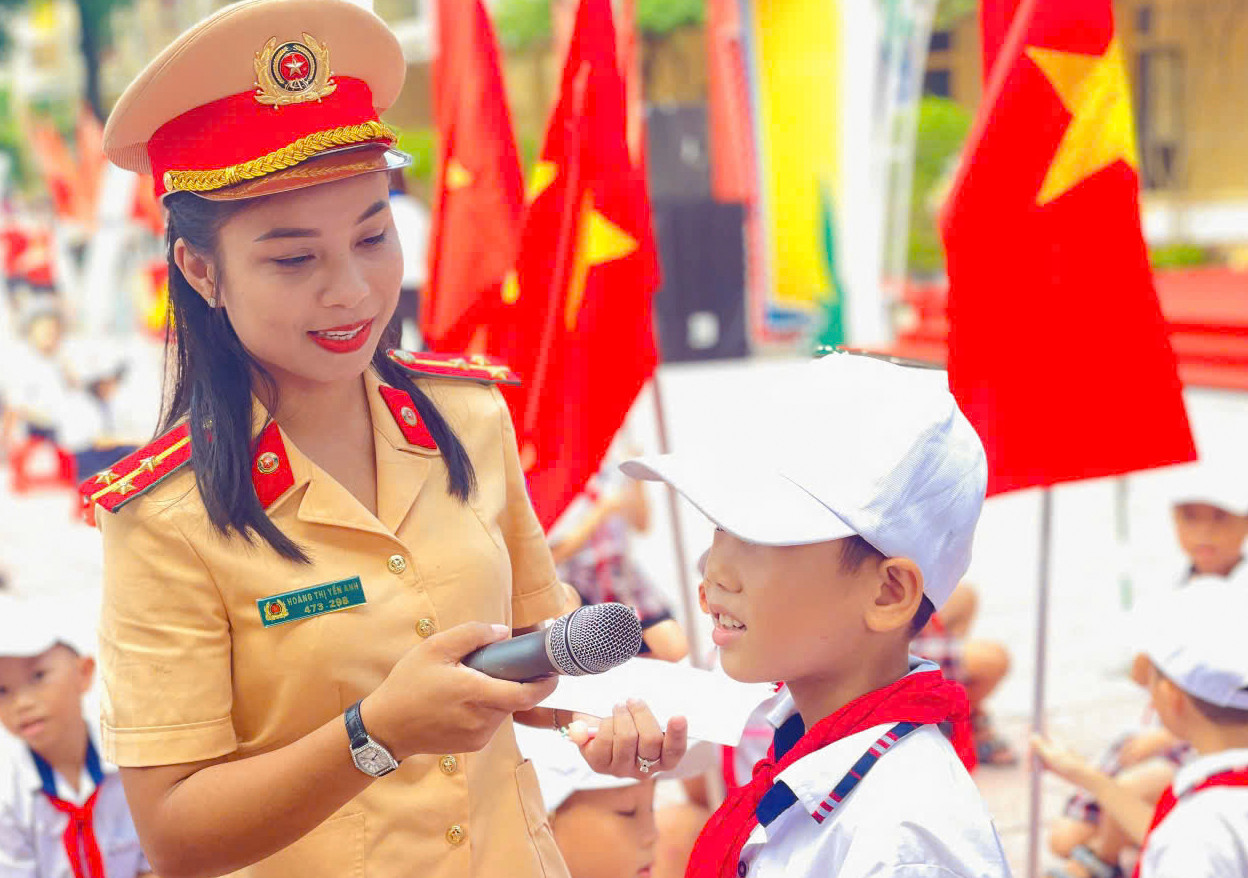 Công an Hà Tĩnh đẩy mạnh tuyên truyền ATGT trong trường học.