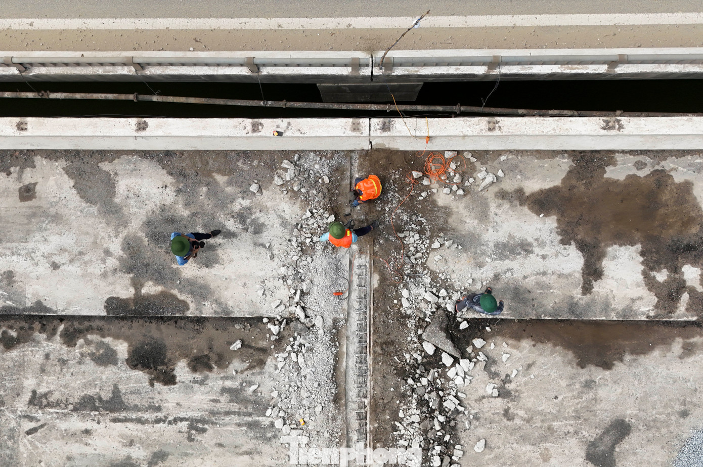 Ông Nguyễn Mạnh Hà - Giám đốc điều hành dự án - cho hay dự án sửa chữa đột xuất cầu Rác cũ có tổng mức đầu tư 3,3 tỷ đồng, trong đó, giá trị xây lắp 2,95 tỷ đồng, do Khu Quản lý đường bộ II (Cục Đường bộ Việt Nam) làm chủ đầu tư. Thời gian thực hiện dự án dự kiến hoàn thành trong 3 tháng nên đơn vị luôn giám sát, đốc thúc nhà thầu hoàn thành việc khắc phục hư hỏng trong thời gian sớm nhất có thể.