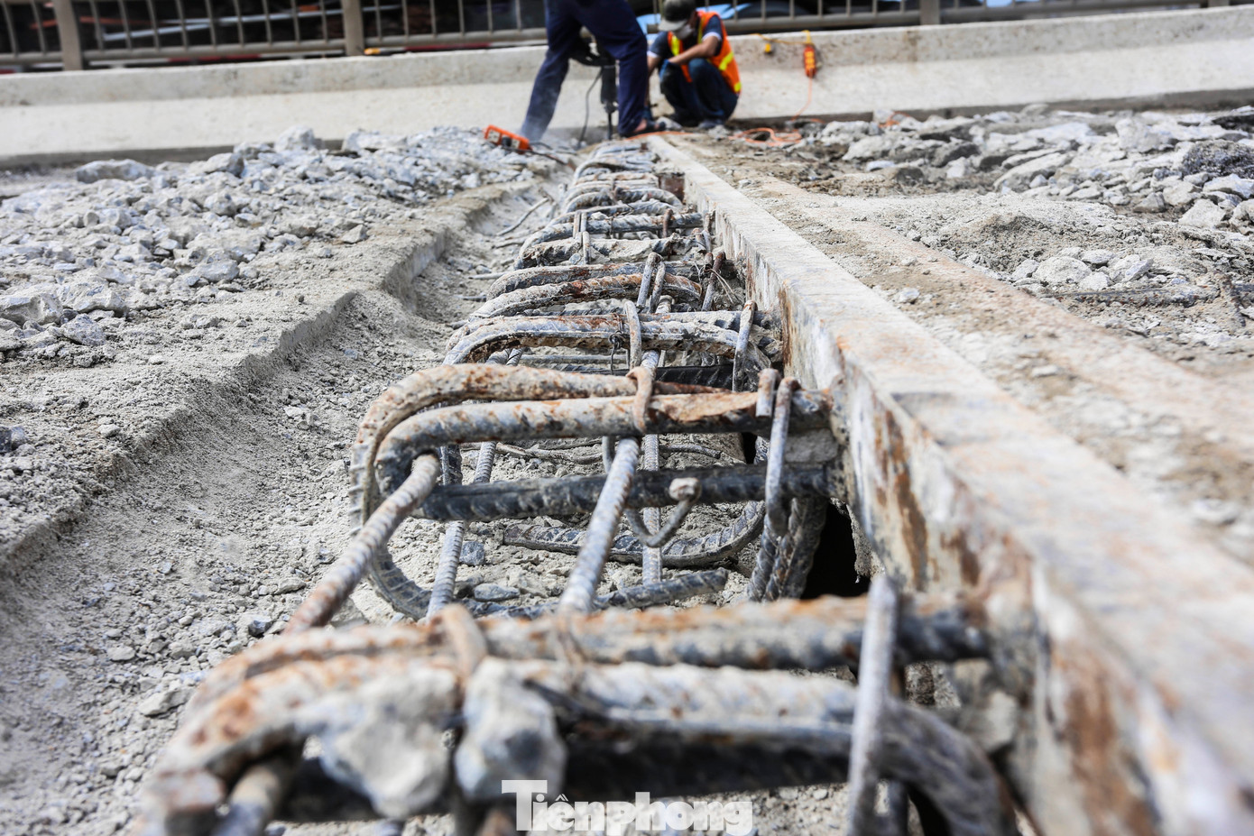 Ông Nguyễn Văn Thành - cán bộ kỹ thuật Công ty CP Tư vấn đầu tư và Xây dựng 126 (đơn vị thực hiện dự án) - cho biết theo thiết kế, việc sửa chữa cầu phải thực hiện thay hệ thống lan can, cào bóc lớp nhựa cũ trên bản mặt cầu, thảm lại bê tông nhựa C16, thay khe co giãn đã hư hỏng, bổ sung thêm dầm ngang giữa nhịp N1 và N4, bọc lại 3 trụ cầu T1,2,3, sửa chữa đầu dầm bị vỡ bê tông và sửa chữa đường 2 đầu cầu, mỗi đầu 30 m.