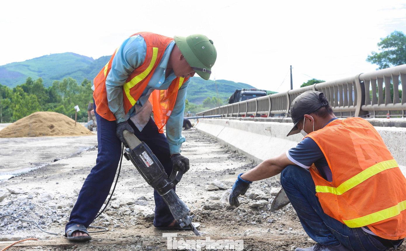 Ông Nguyễn Văn Thành - cán bộ kỹ thuật Công ty CP Tư vấn đầu tư và Xây dựng 126 (đơn vị thực hiện dự án) - cho biết theo thiết kế, việc sửa chữa cầu phải thực hiện thay hệ thống lan can, cào bóc lớp nhựa cũ trên bản mặt cầu, thảm lại bê tông nhựa C16, thay khe co giãn đã hư hỏng, bổ sung thêm dầm ngang giữa nhịp N1 và N4, bọc lại 3 trụ cầu T1,2,3, sửa chữa đầu dầm bị vỡ bê tông và sửa chữa đường 2 đầu cầu, mỗi đầu 30 m.