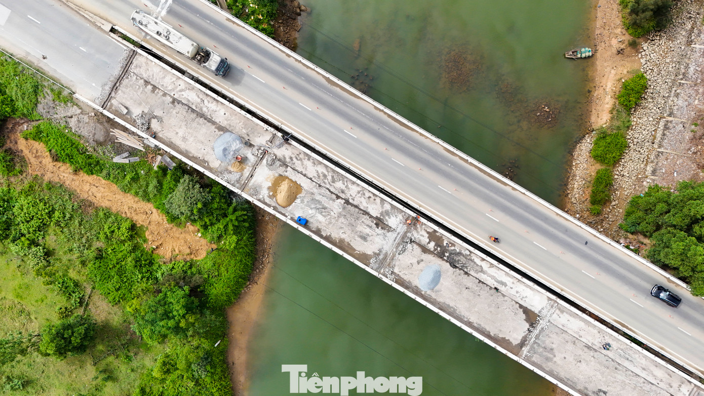 Cầu Rác có 2 đơn nguyên cầu, trong đó, đơn nguyên cầu bên trái (hướng Nam - Bắc) được sử dụng từ năm 1994 còn đơn nguyên cầu bên phải (hướng di chuyển Bắc - Nam) được xây dựng từ năm 2013. Nằm trên QL1A nên lưu lượng phương tiện qua khu vực này cao.