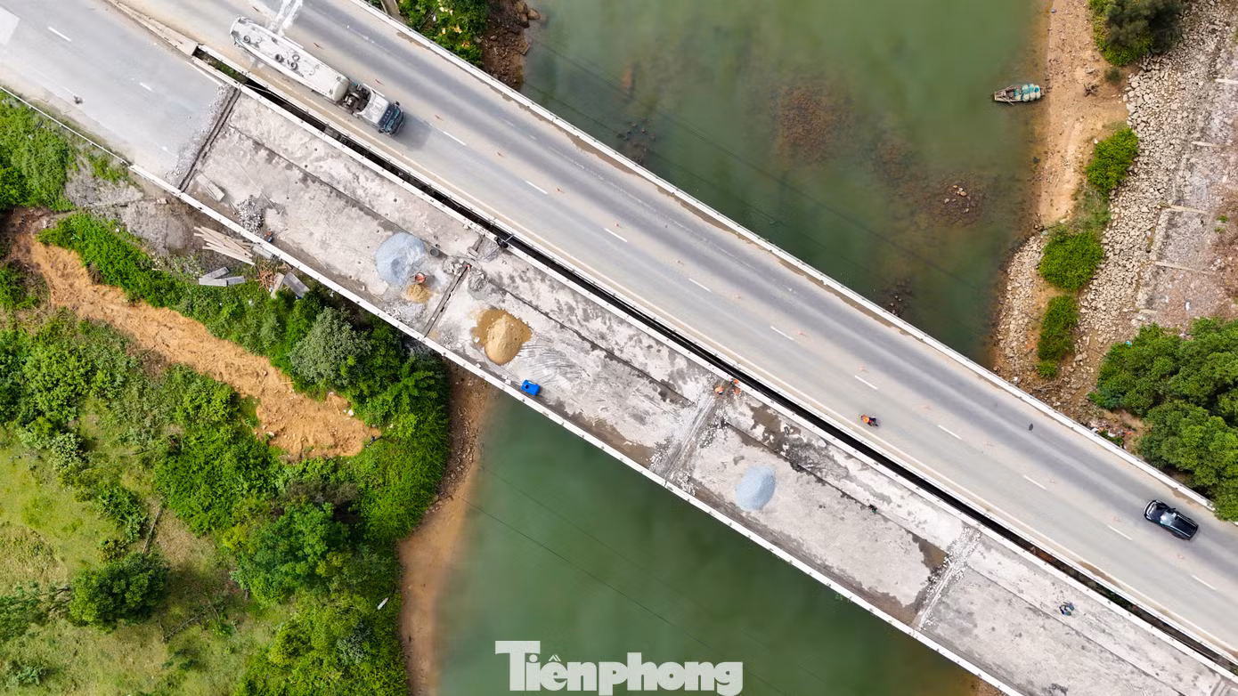 Cầu Rác có 2 đơn nguyên cầu, trong đó, đơn nguyên cầu bên trái (hướng Nam - Bắc) được sử dụng từ năm 1994 còn đơn nguyên cầu bên phải (hướng di chuyển Bắc - Nam) được xây dựng từ năm 2013. Nằm trên QL1A nên lưu lượng phương tiện qua khu vực này cao. Cầu Rác có 2 đơn nguyên cầu, trong đó, đơn nguyên cầu bên trái (hướng Nam - Bắc) được sử dụng từ năm 1994 còn đơn nguyên cầu bên phải (hướng di chuyển Bắc - Nam) được xây dựng từ năm 2013. Nằm trên QL1A nên lưu lượng phương tiện qua khu vực này cao.