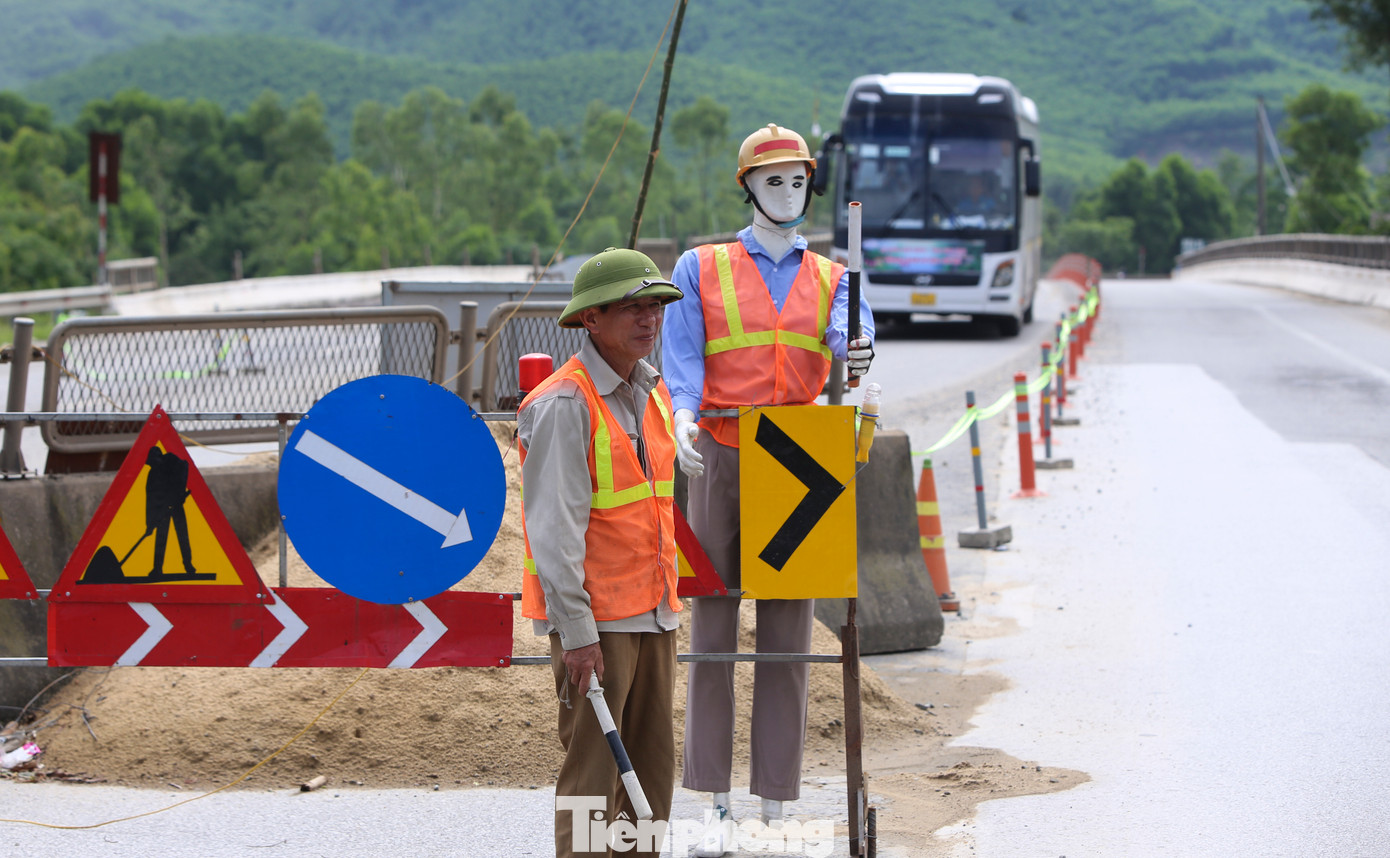 Trên cầu Rác mới, dải phân cách mềm được lắp đặt để chia 2 hướng cho phương tiện di chuyển. Ngoài hệ thống biển cảnh báo, biển hạn chế tốc độ lần lượt 70km/h và 50km/h và đổ một số đống cát giảm va chấn, cọc phân luồng, đơn vị thi công còn cắt cử người hướng dẫn tại 2 đầu cầu.