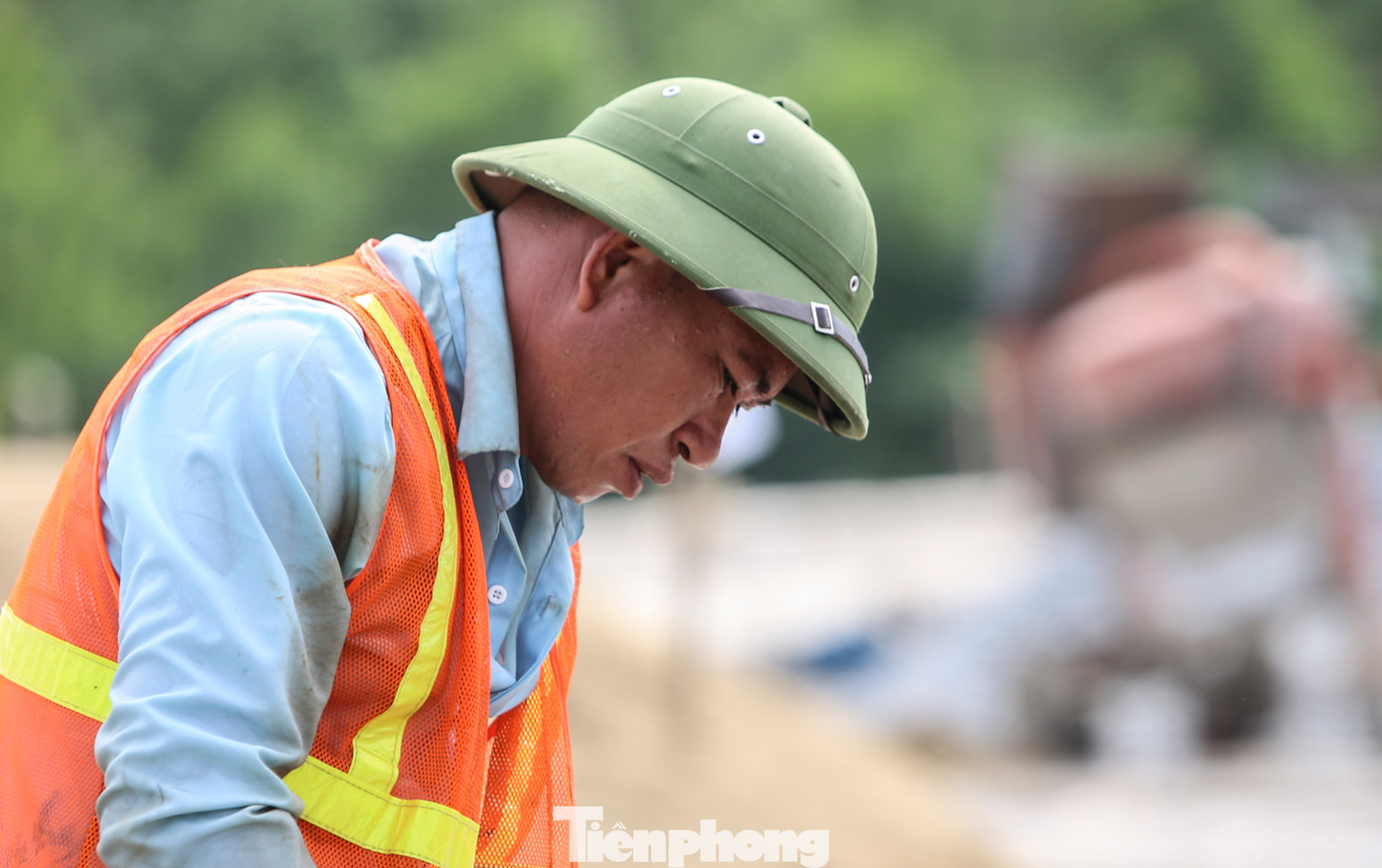 “Thời tiết nắng nóng nên để công nhân phải đẩy nhanh quá trình thi công trên mặt cầu và dưới gần. Đây là công trình cấp thiết nên sau 3 tháng chúng tôi sẽ hoàn thành, bàn giao”, ông Thành cho hay. Trong hình, nắng nóng kéo dài nên công nhân vất vả thi công, mướt mồ hôi.