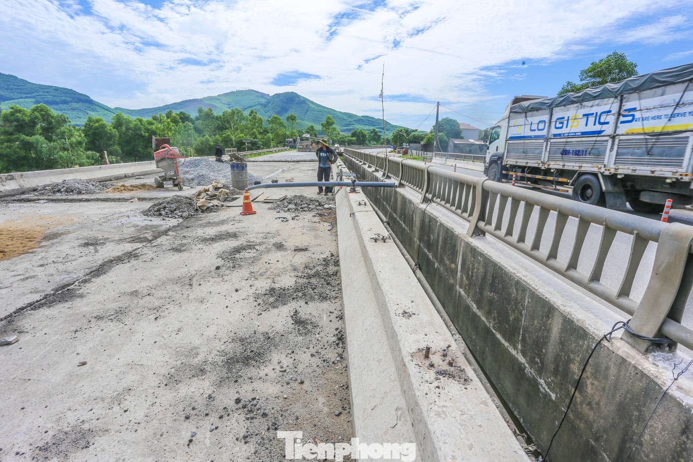 Ông Nguyễn Văn Thành - cán bộ kỹ thuật Công ty CP Tư vấn đầu tư và Xây dựng 126 (đơn vị thực hiện dự án) - cho biết theo thiết kế, việc sửa chữa cầu phải thực hiện thay hệ thống lan can, cào bóc lớp nhựa cũ trên bản mặt cầu, thảm lại bê tông nhựa C16, thay khe co giãn đã hư hỏng, bổ sung thêm dầm ngang giữa nhịp N1 và N4, bọc lại 3 trụ cầu T1,2,3, sửa chữa đầu dầm bị vỡ bê tông và sửa chữa đường 2 đầu cầu, mỗi đầu 30 m.