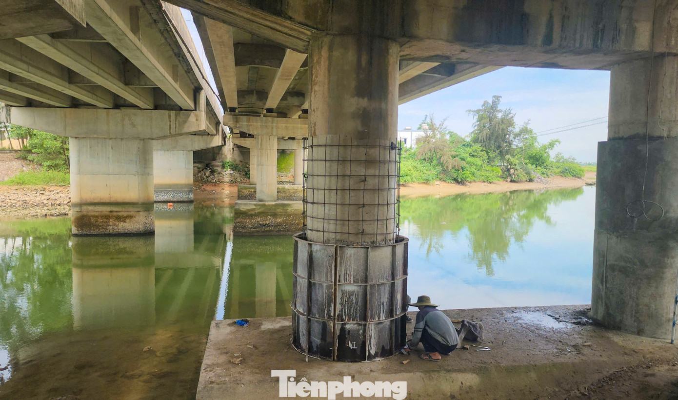 Các trụ cầu T1, 2 và 3 được bọc lại bằng bê tông, cốt thép bên trong.