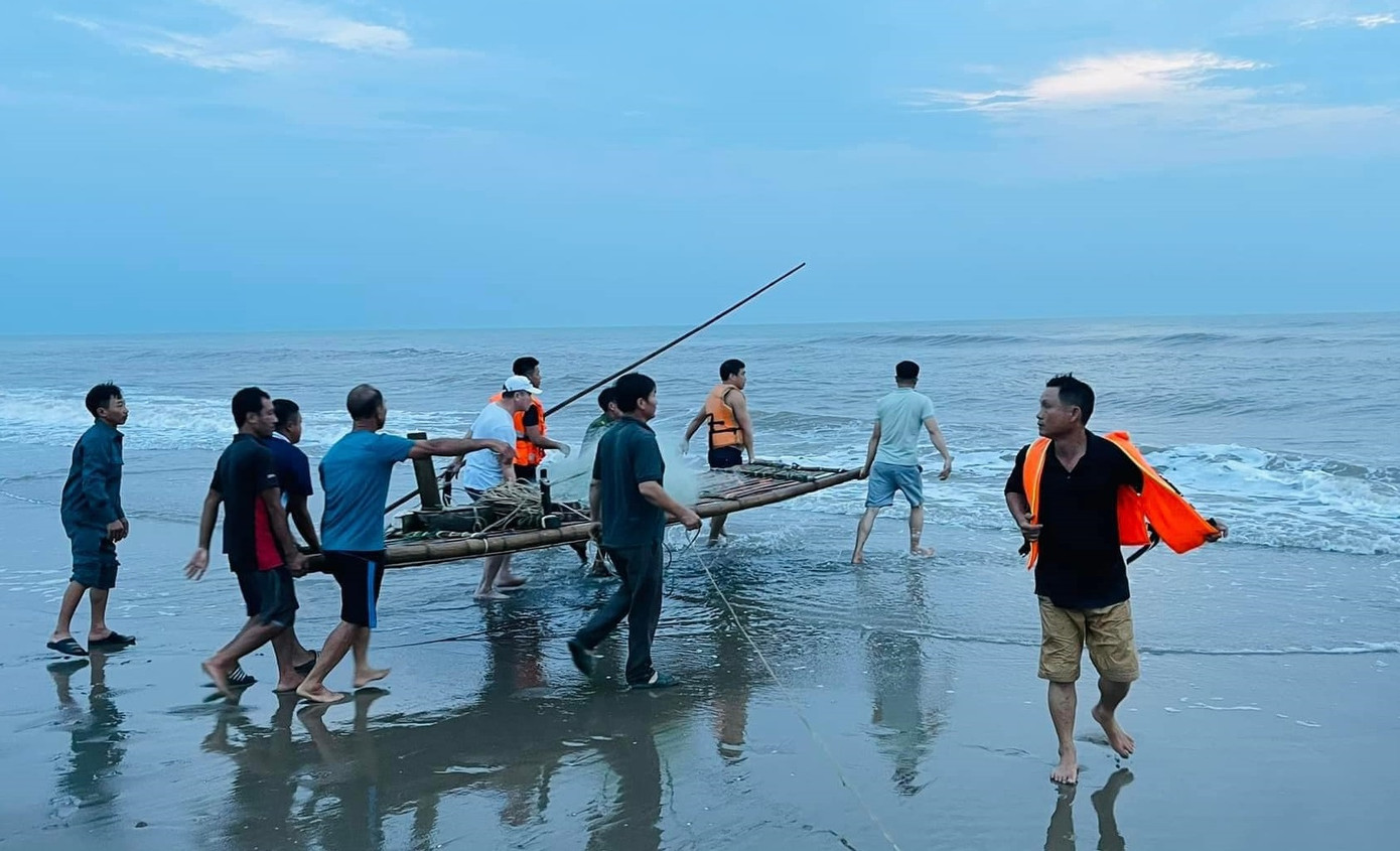 Lực lượng chức năng nỗ lực tìm kiếm nạn nhân gặp nạn.