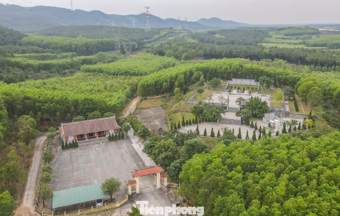 Quần thể Khu di tích cố Tổng Bí thư Hà Huy Tập nằm ở xã Cẩm Hưng, huyện Cẩm Xuyên, tỉnh Hà Tĩnh. Khu di tích cách trung tâm thành phố Hà Tĩnh khoảng 20km về phía nam theo quốc lộ 1A. Quần thể Khu di tích cố Tổng Bí thư Hà Huy Tập nằm ở xã Cẩm Hưng, huyện Cẩm Xuyên, tỉnh Hà Tĩnh. Khu di tích cách trung tâm thành phố Hà Tĩnh khoảng 20km về phía nam theo quốc lộ 1A.