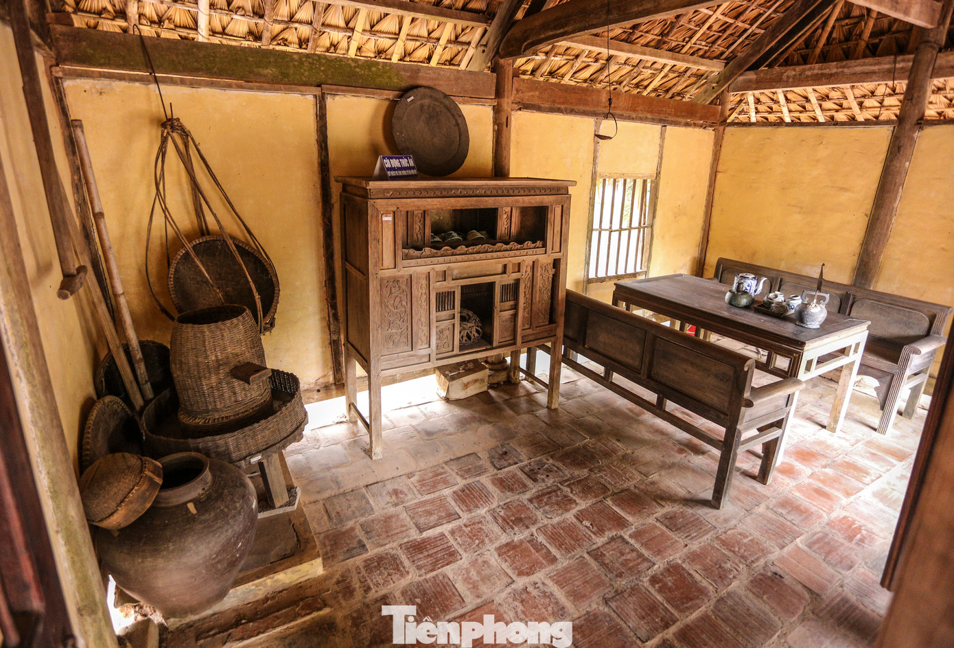 Phía trong các gian nhà lưu giữ nhiều hiện vật nguyên gốc như cũi đựng thức ăn, cối xay lúa, chum nước gắn liền với cuộc sống ngày xưa của gia đình Hà Huy Tập. Phía trong các gian nhà lưu giữ nhiều hiện vật nguyên gốc như cũi đựng thức ăn, cối xay lúa, chum nước gắn liền với cuộc sống ngày xưa của gia đình Hà Huy Tập.