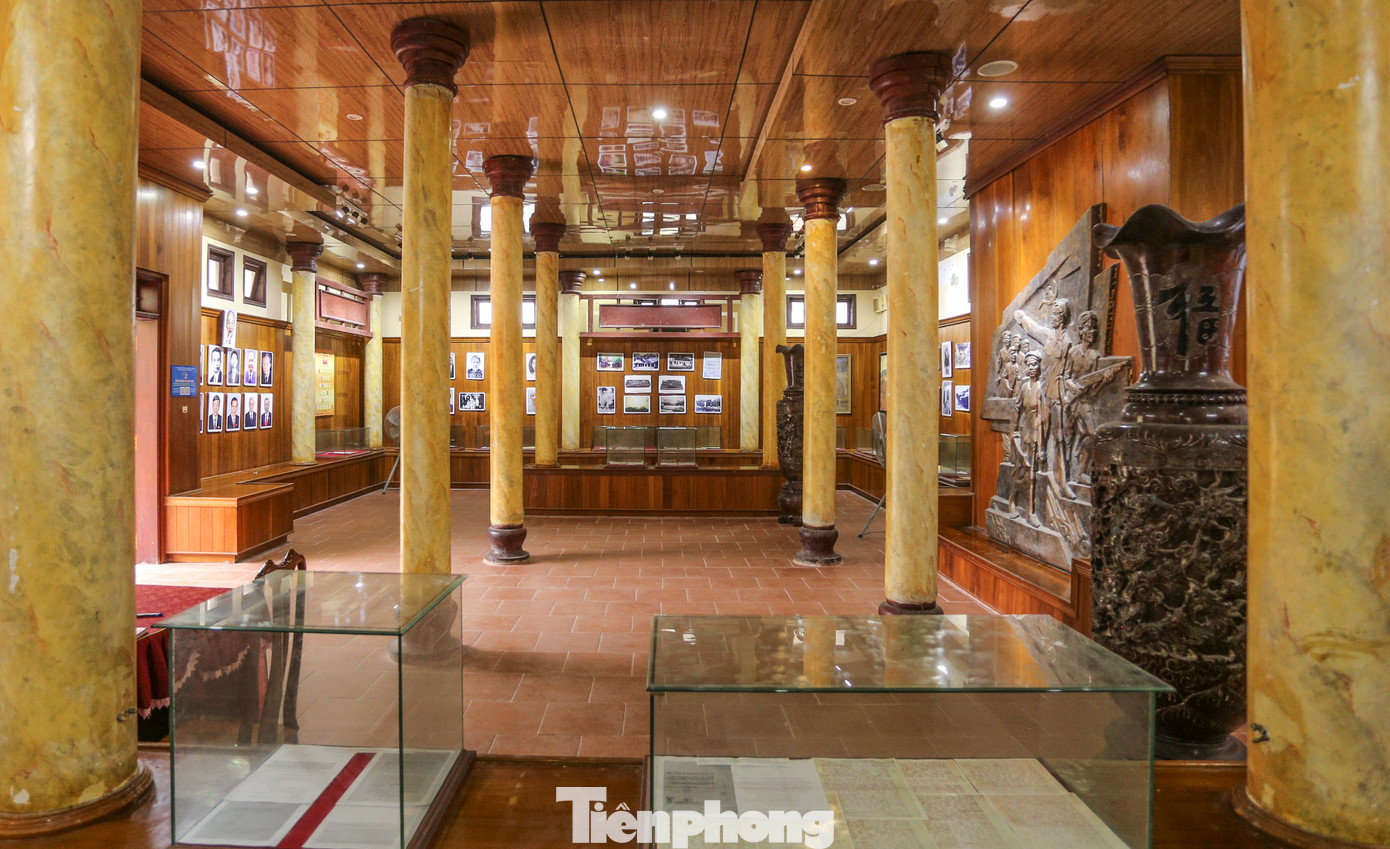 Cách khu mộ hơn 1km là khu lưu niệm trong khuôn viên rộng khoảng 1,5ha, bao gồm hệ thống nhà thờ, nhà trưng bày cùng nhiều hạng mục khác. Tại đây có nhà trưng bày diện tích khoảng 150m2, với 80 bức ảnh cùng hàng trăm tài liệu, hiện vật có liên quan đến dòng họ Hà và cuộc đời và sự nghiệp hoạt động cách mạng của cố Tổng Bí thư Hà Huy Tập. Cách khu mộ hơn 1km là khu lưu niệm trong khuôn viên rộng khoảng 1,5ha, bao gồm hệ thống nhà thờ, nhà trưng bày cùng nhiều hạng mục khác. Tại đây có nhà trưng bày diện tích khoảng 150m2, với 80 bức ảnh cùng hàng trăm tài liệu, hiện vật có liên quan đến dòng họ Hà và cuộc đời và sự nghiệp hoạt động cách mạng của cố Tổng Bí thư Hà Huy Tập.