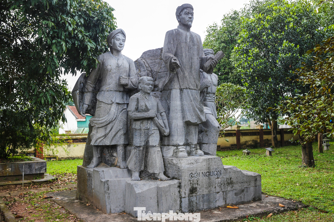 Khuôn viên khu lưu niệm có 3 cụm tượng đá xanh, được đặt tên: Cội nguồn, Nỗi đau mất nước và Chân lý cách mạng. Ba cụm tượng mô phỏng lại các thời kỳ của đất nước, từ cuộc sống bình yên đến xiềng xích, mất mát người thân và cầm vũ khí chiến đấu để giành lại nền độc lập. Khuôn viên khu lưu niệm có 3 cụm tượng đá xanh, được đặt tên: Cội nguồn, Nỗi đau mất nước và Chân lý cách mạng. Ba cụm tượng mô phỏng lại các thời kỳ của đất nước, từ cuộc sống bình yên đến xiềng xích, mất mát người thân và cầm vũ khí chiến đấu để giành lại nền độc lập.