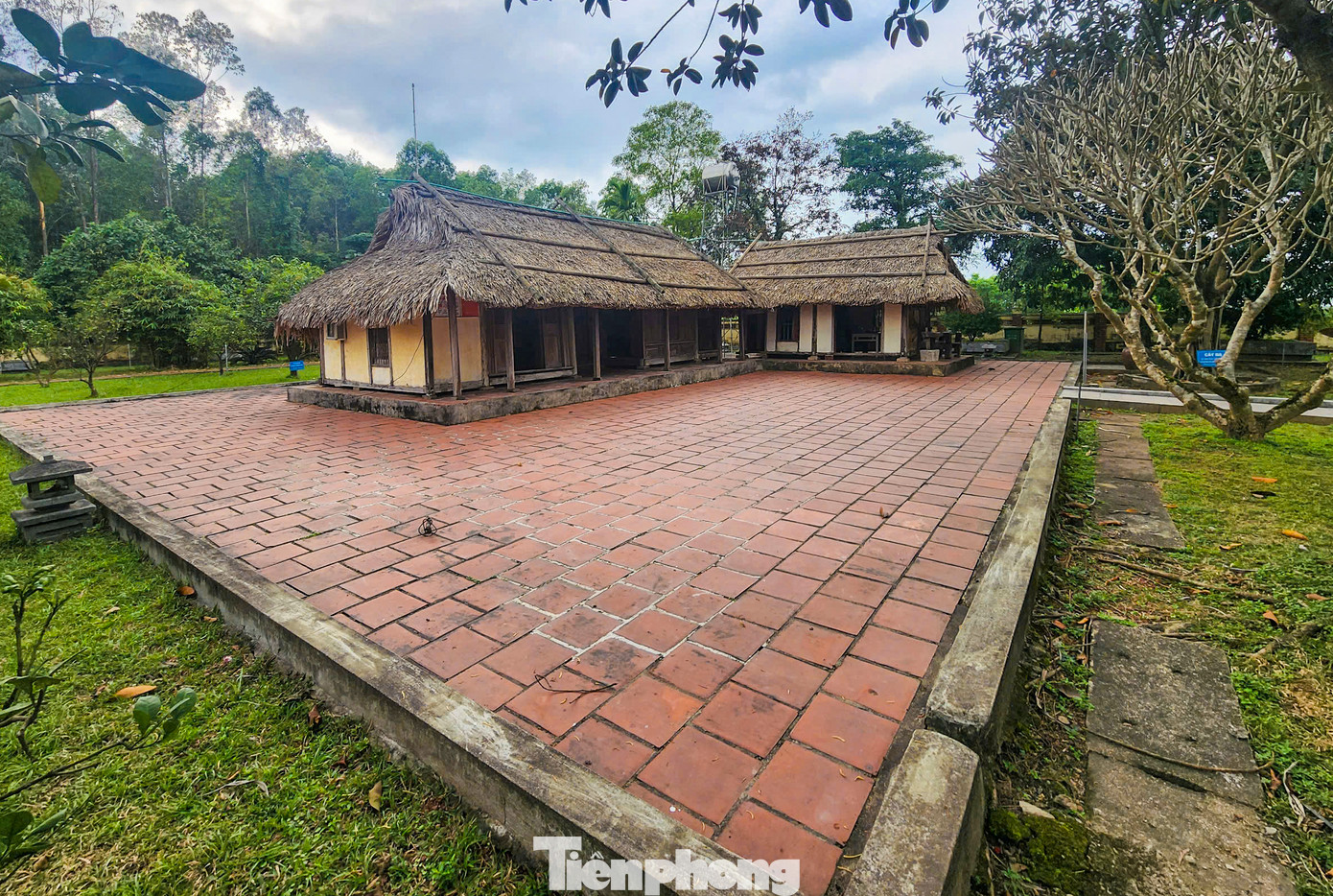 Điểm nhấn của khu lưu niệm là ngôi nhà tranh 5 gian, lịch sử hơn 100 năm, nơi Hà Huy Tập cất tiếng khóc chào đời và gắn bó tuổi thơ cùng gia đình. Trước kia, ngôi nhà tọa lạc ở một vùng đất khác ở làng Kim Nặc, cách khu lưu niệm 3km về phía Đông. Năm 1977, ngành chức năng đã chuyển công trình về đây, bảo tồn nguyên trạng. Năm 2004, ngôi nhà được Bộ Văn hóa Thông tin xếp hạng di tích lịch sử cấp quốc gia. Điểm nhấn của khu lưu niệm là ngôi nhà tranh 5 gian, lịch sử hơn 100 năm, nơi Hà Huy Tập cất tiếng khóc chào đời và gắn bó tuổi thơ cùng gia đình. Trước kia, ngôi nhà tọa lạc ở một vùng đất khác ở làng Kim Nặc, cách khu lưu niệm 3km về phía Đông. Năm 1977, ngành chức năng đã chuyển công trình về đây, bảo tồn nguyên trạng. Năm 2004, ngôi nhà được Bộ Văn hóa Thông tin xếp hạng di tích lịch sử cấp quốc gia.