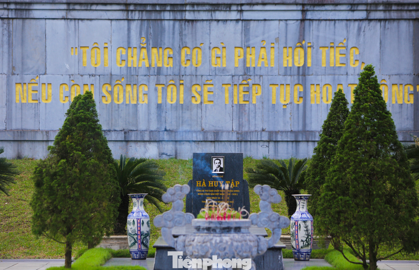 Năm 1929, Hà Huy Tập được cử đi học tại Nga. Năm 1933, ông về Trung Quốc hoạt động, tổ chức Đại hội lần thứ nhất của Đảng Cộng sản Đông Dương. Giai đoạn 1936-1938, ông về nước, hoạt động cách mạng với cương vị Tổng Bí thư của Đảng. Năm 1938, ông bị địch bắt và xử bắn vào năm 1941. Trước lúc hy sinh, dưới họng súng của kẻ thù, ông vẫn hô vang: "Tôi chẳng có gì phải hối tiếc, nếu còn sống tôi sẽ tiếp tục hoạt động". Câu nói nổi tiếng đó hiện nay được khắc sau phần mộ của ông. Năm 1929, Hà Huy Tập được cử đi học tại Nga. Năm 1933, ông về Trung Quốc hoạt động, tổ chức Đại hội lần thứ nhất của Đảng Cộng sản Đông Dương. Giai đoạn 1936-1938, ông về nước, hoạt động cách mạng với cương vị Tổng Bí thư của Đảng. Năm 1938, ông bị địch bắt và xử bắn vào năm 1941. Trước lúc hy sinh, dưới họng súng của kẻ thù, ông vẫn hô vang: "Tôi chẳng có gì phải hối tiếc, nếu còn sống tôi sẽ tiếp tục hoạt động". Câu nói nổi tiếng đó hiện nay được khắc sau phần mộ của ông.