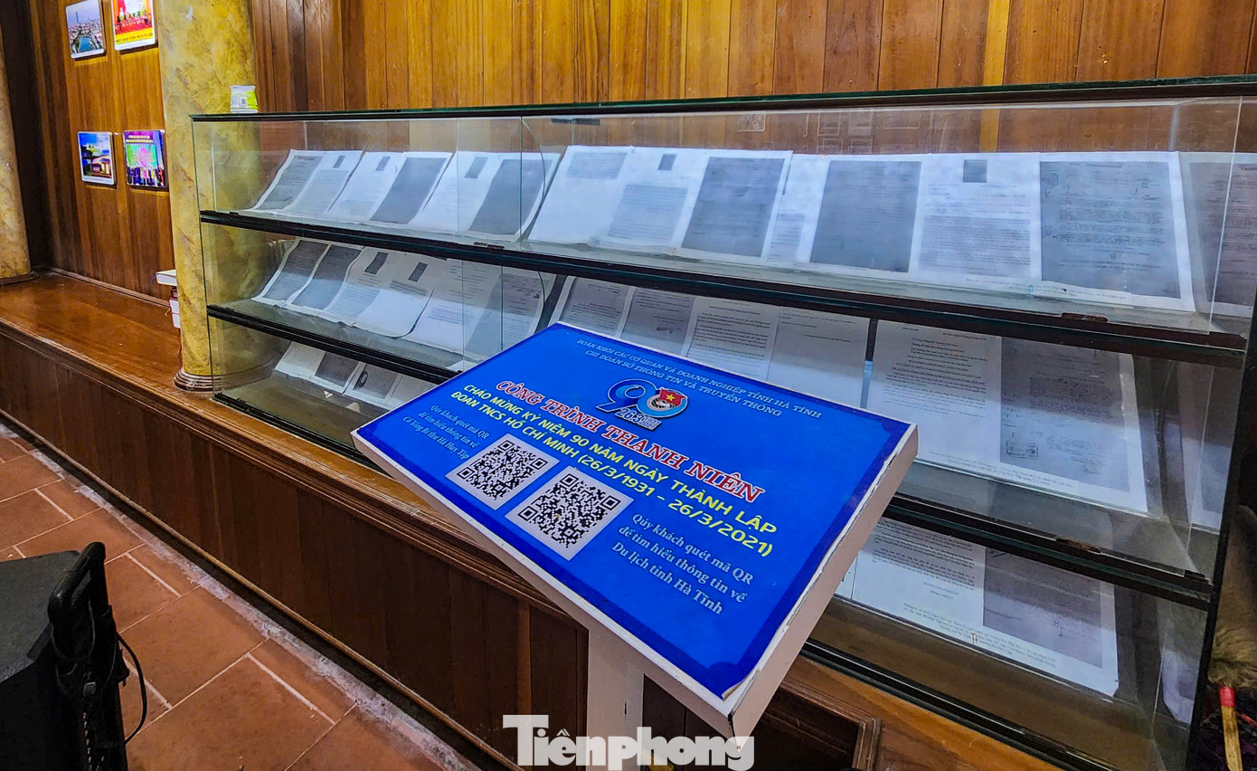 Bên trong khu trưng bày cũng được Đoàn thanh niên các đơn vị dựng mã QR để du khách tìm hiểu thông tin, cuộc đời của cố Tổng Bí thư. Bên trong khu trưng bày cũng được Đoàn thanh niên các đơn vị dựng mã QR để du khách tìm hiểu thông tin, cuộc đời của cố Tổng Bí thư.