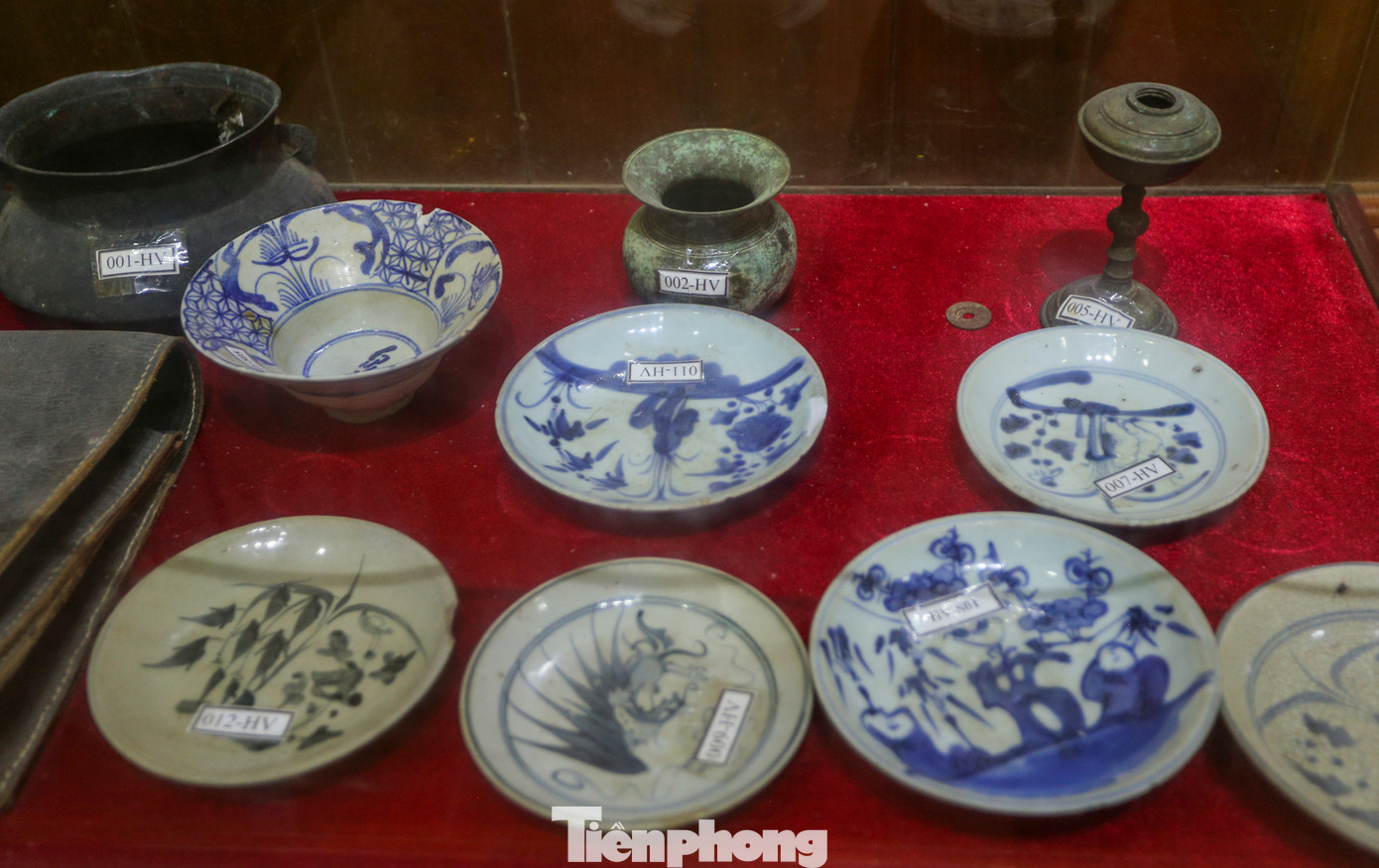 Du khách có thể tham quan phòng trưng bày với các hình ảnh, tài liệu về ông. Ngoài ra còn có hình bạn bè, người thân, những địa danh ông từng đến và các cổ vật liên quan đến cuộc đời cố Tổng Bí thư. Du khách có thể tham quan phòng trưng bày với các hình ảnh, tài liệu về ông. Ngoài ra còn có hình bạn bè, người thân, những địa danh ông từng đến và các cổ vật liên quan đến cuộc đời cố Tổng Bí thư.