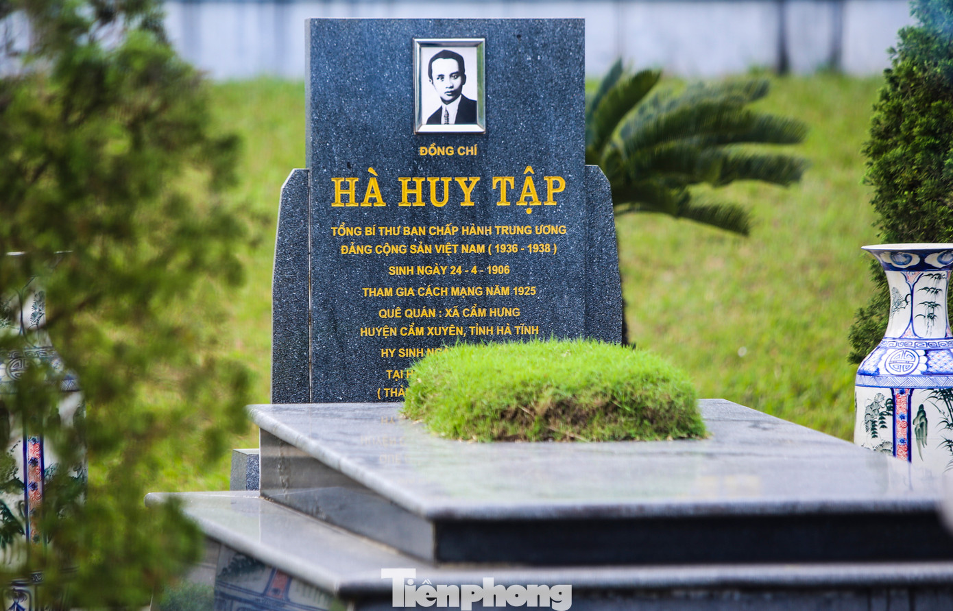 Cố Tổng Bí thư Hà Huy Tập sinh năm 1906, quê quán ở làng Kim Nặc, xã Cẩm Hưng, huyện Cẩm Xuyên. Thân phụ là Hà Huy Tương làm nghề dạy học và bốc thuốc, thân mẫu Nguyễn Thị Lộc làm nông. Năm 1919, ông thi đậu và được cấp học bổng vào trường Quốc học Huế. Bốn năm sau ông tốt nghiệp với tấm bằng hạng ưu. Vì gia đình nghèo, ông không đủ điều kiện để học tiếp ở bậc cao hơn, nên nhận làm giáo viên trong một trường tiểu học tại Nha Trang (Khánh Hòa). Sau ông chuyển về dạy học tại trường Cao Xuân Dục tại Vinh (Nghệ An) và tham gia Hội Phục Việt. Cố Tổng Bí thư Hà Huy Tập sinh năm 1906, quê quán ở làng Kim Nặc, xã Cẩm Hưng, huyện Cẩm Xuyên. Thân phụ là Hà Huy Tương làm nghề dạy học và bốc thuốc, thân mẫu Nguyễn Thị Lộc làm nông. Năm 1919, ông thi đậu và được cấp học bổng vào trường Quốc học Huế. Bốn năm sau ông tốt nghiệp với tấm bằng hạng ưu. Vì gia đình nghèo, ông không đủ điều kiện để học tiếp ở bậc cao hơn, nên nhận làm giáo viên trong một trường tiểu học tại Nha Trang (Khánh Hòa). Sau ông chuyển về dạy học tại trường Cao Xuân Dục tại Vinh (Nghệ An) và tham gia Hội Phục Việt.