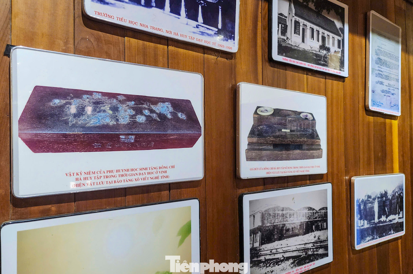 Du khách có thể tham quan phòng trưng bày với các hình ảnh, tài liệu về ông. Ngoài ra còn có hình bạn bè, người thân, những địa danh ông từng đến và các cổ vật liên quan đến cuộc đời cố Tổng Bí thư. Du khách có thể tham quan phòng trưng bày với các hình ảnh, tài liệu về ông. Ngoài ra còn có hình bạn bè, người thân, những địa danh ông từng đến và các cổ vật liên quan đến cuộc đời cố Tổng Bí thư.