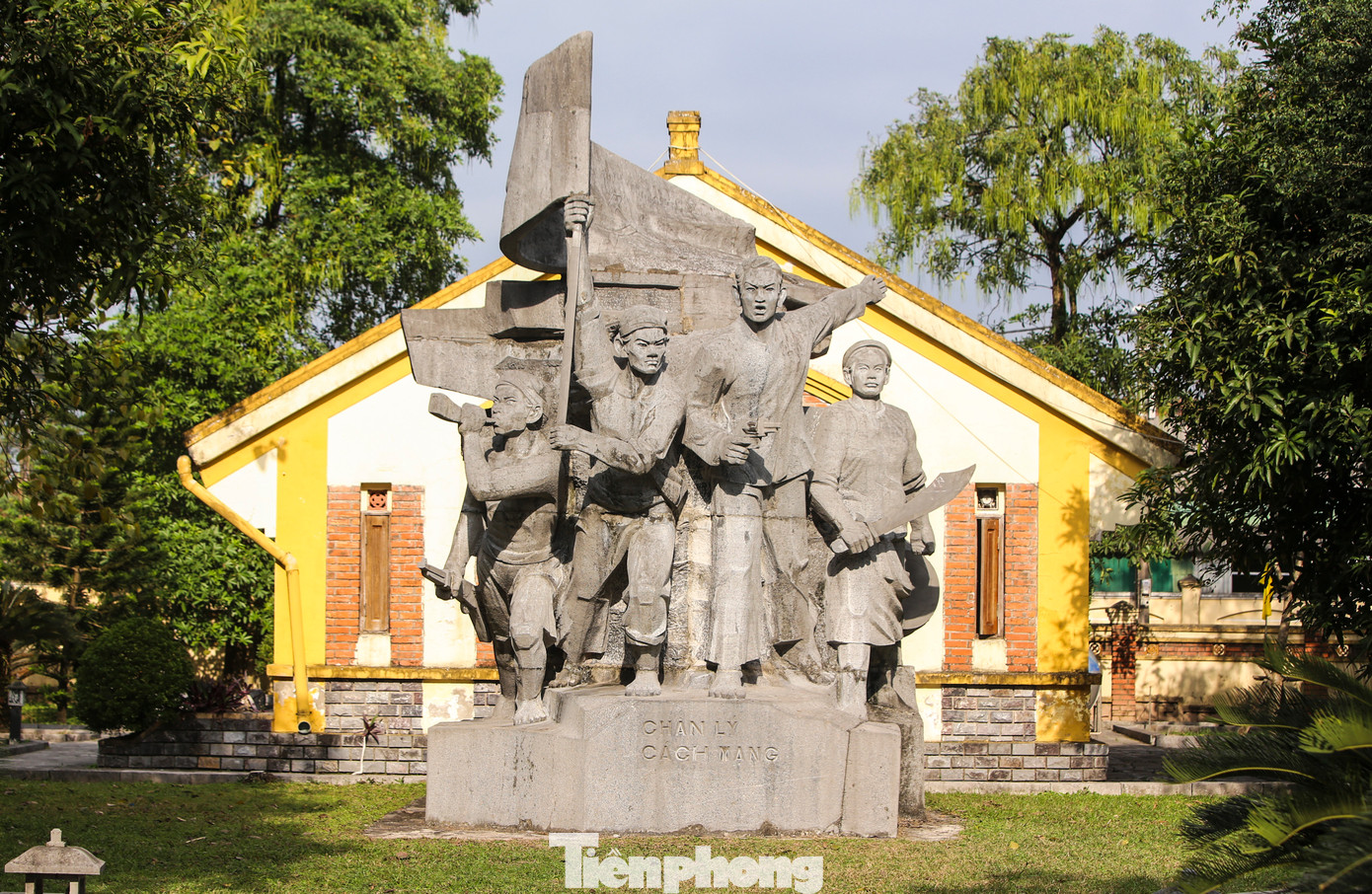 Khuôn viên khu lưu niệm có 3 cụm tượng đá xanh, được đặt tên: Cội nguồn, Nỗi đau mất nước và Chân lý cách mạng. Ba cụm tượng mô phỏng lại các thời kỳ của đất nước, từ cuộc sống bình yên đến xiềng xích, mất mát người thân và cầm vũ khí chiến đấu để giành lại nền độc lập. Khuôn viên khu lưu niệm có 3 cụm tượng đá xanh, được đặt tên: Cội nguồn, Nỗi đau mất nước và Chân lý cách mạng. Ba cụm tượng mô phỏng lại các thời kỳ của đất nước, từ cuộc sống bình yên đến xiềng xích, mất mát người thân và cầm vũ khí chiến đấu để giành lại nền độc lập.