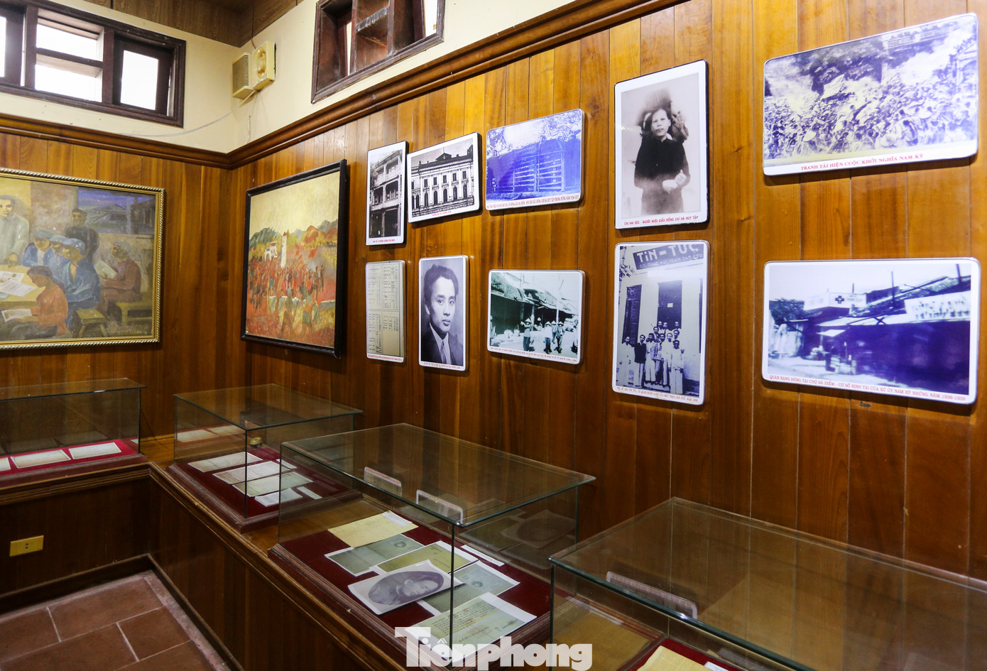 Du khách có thể tham quan phòng trưng bày với các hình ảnh, tài liệu về ông. Ngoài ra còn có hình bạn bè, người thân, những địa danh ông từng đến và các cổ vật liên quan đến cuộc đời cố Tổng Bí thư. Du khách có thể tham quan phòng trưng bày với các hình ảnh, tài liệu về ông. Ngoài ra còn có hình bạn bè, người thân, những địa danh ông từng đến và các cổ vật liên quan đến cuộc đời cố Tổng Bí thư.