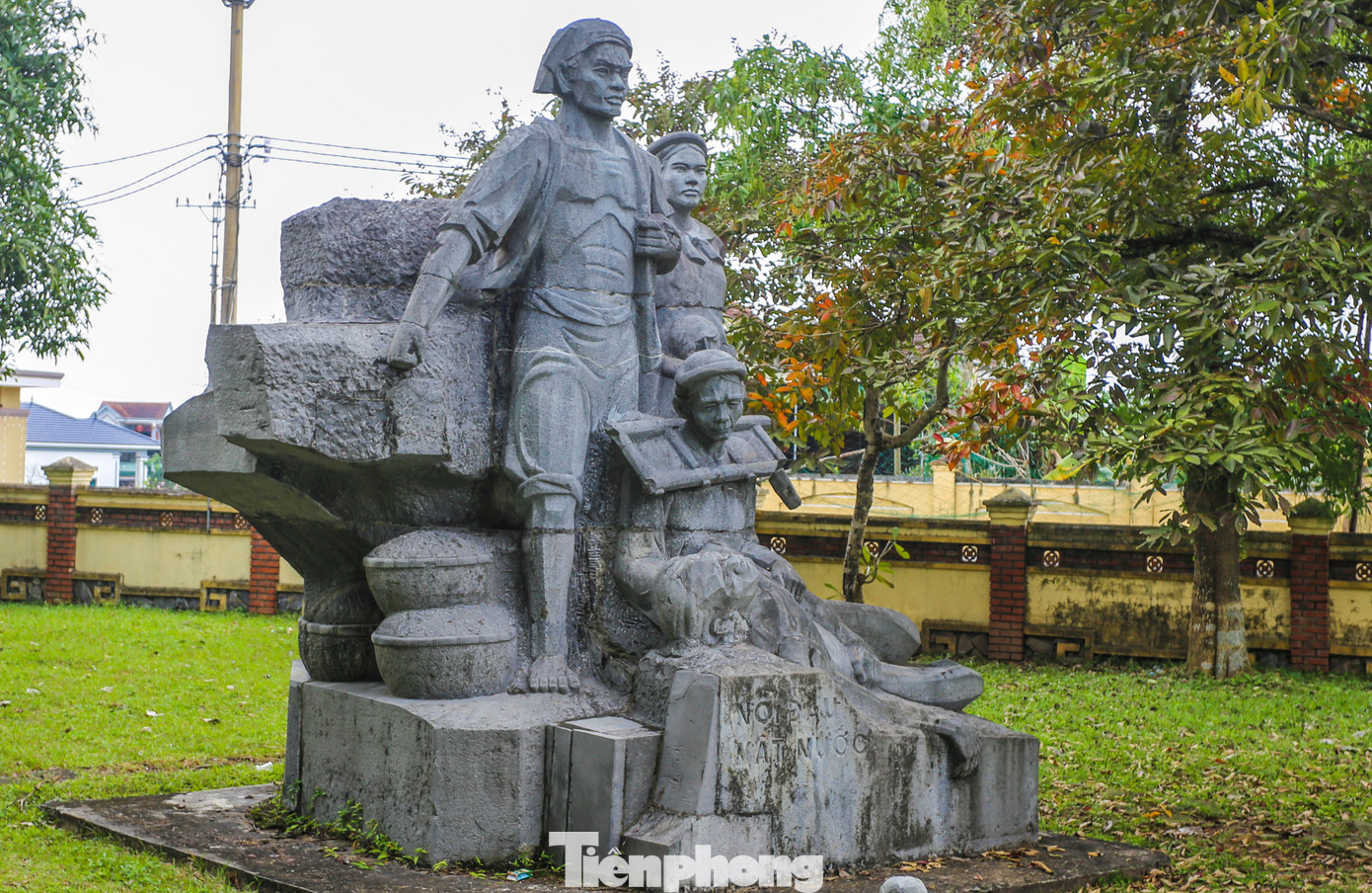 Khuôn viên khu lưu niệm có 3 cụm tượng đá xanh, được đặt tên: Cội nguồn, Nỗi đau mất nước và Chân lý cách mạng. Ba cụm tượng mô phỏng lại các thời kỳ của đất nước, từ cuộc sống bình yên đến xiềng xích, mất mát người thân và cầm vũ khí chiến đấu để giành lại nền độc lập. Khuôn viên khu lưu niệm có 3 cụm tượng đá xanh, được đặt tên: Cội nguồn, Nỗi đau mất nước và Chân lý cách mạng. Ba cụm tượng mô phỏng lại các thời kỳ của đất nước, từ cuộc sống bình yên đến xiềng xích, mất mát người thân và cầm vũ khí chiến đấu để giành lại nền độc lập.