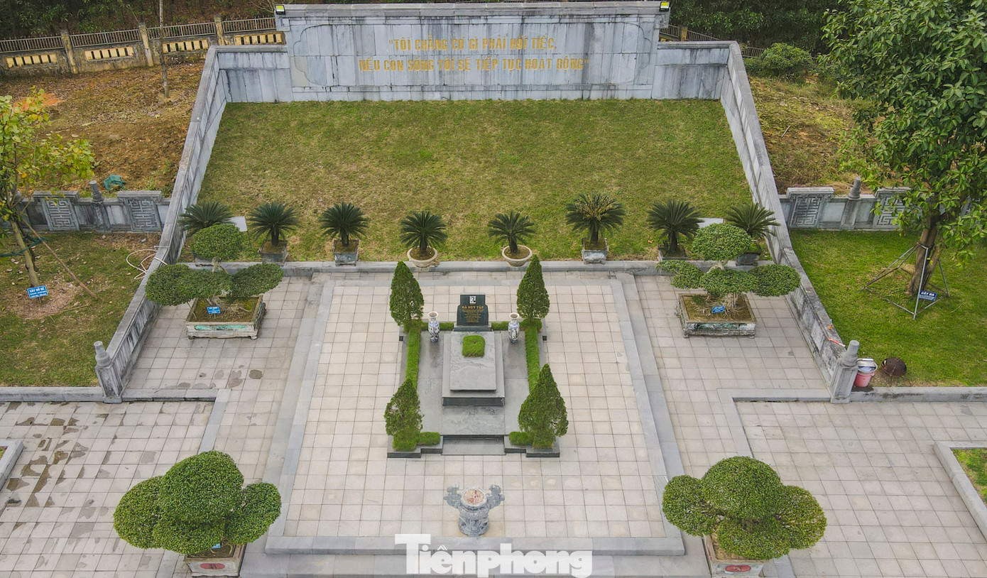 Nơi yên nghỉ của cố Tổng Bí thư có hệ thống lăng, xung quanh nhiều cây cảnh, hòa hợp với thiên nhiên. Nơi yên nghỉ của cố Tổng Bí thư có hệ thống lăng, xung quanh nhiều cây cảnh, hòa hợp với thiên nhiên.