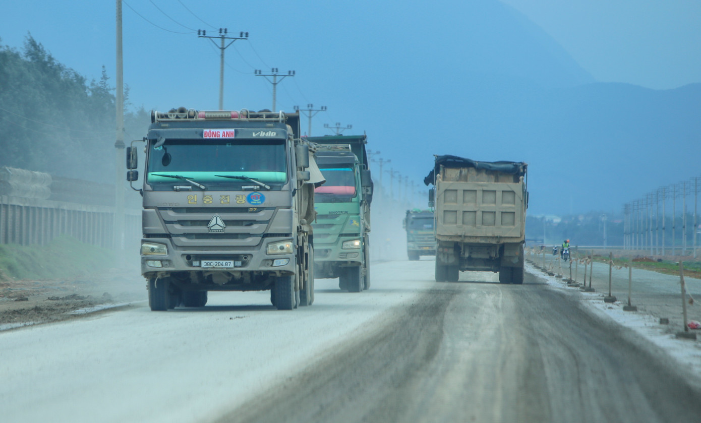 Người dân cho biết, khu vực Khu công nghiệp Vũng Áng I đi dọc về Khu liên hợp gang thép và Cảng nước sâu Sơn Dương Formosa đang triển khai xây dựng hạ tầng, cùng một số dự án nên lưu lượng các loại xe tải, xe ben, Howo chở vật liệu xây dựng tăng cao.