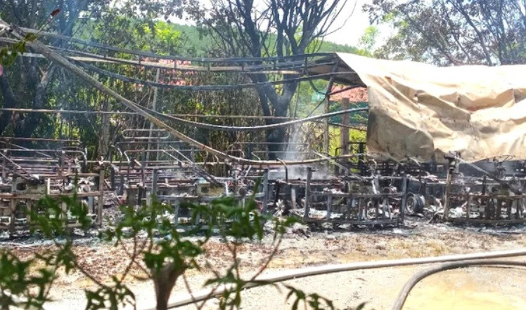 Nhiều xe điện cùng một chiếc ô tô bị lửa thiêu rụi còn trơ khung. Nhiều xe điện cùng một chiếc ô tô bị lửa thiêu rụi còn trơ khung.