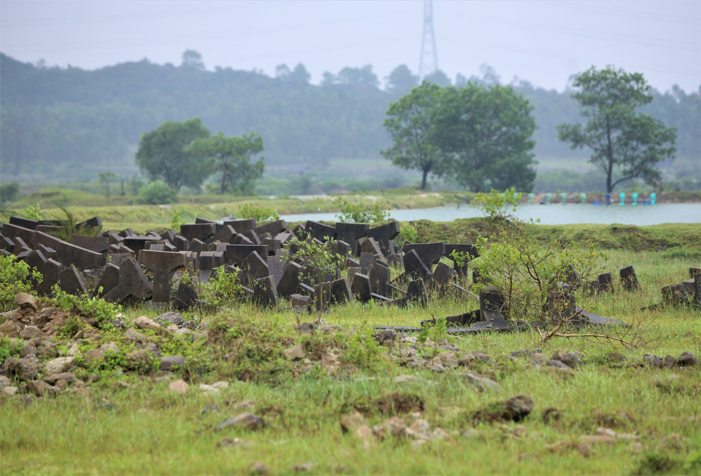 Vật liệu thi công nằm ngổn ngang, một số đoạn của dự án bỏ hoang, bị người dân lấn chiếm nuôi tôm.