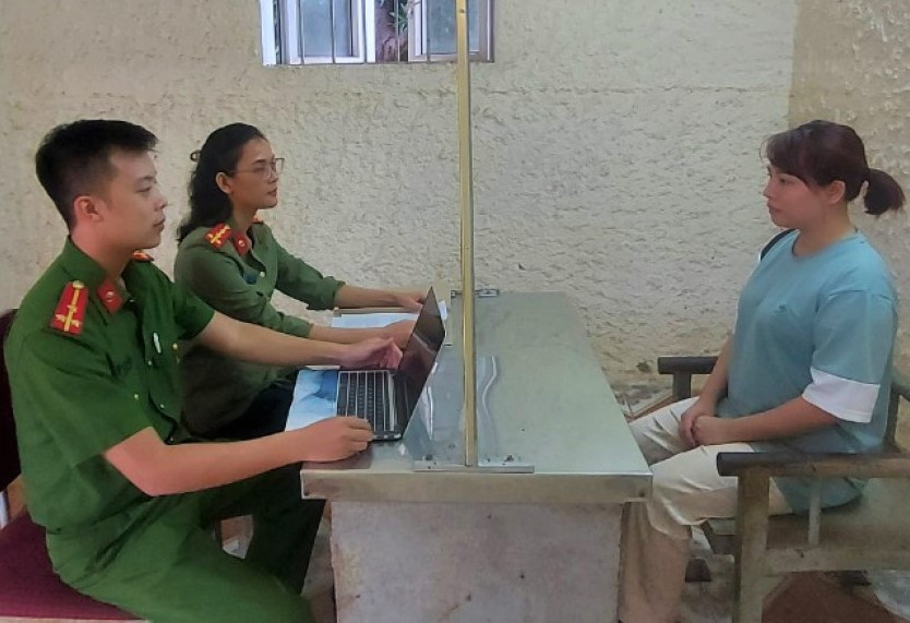 Cơ quan điều tra lấy lời khai Nguyễn Thị Thắm. Cơ quan điều tra lấy lời khai Nguyễn Thị Thắm.