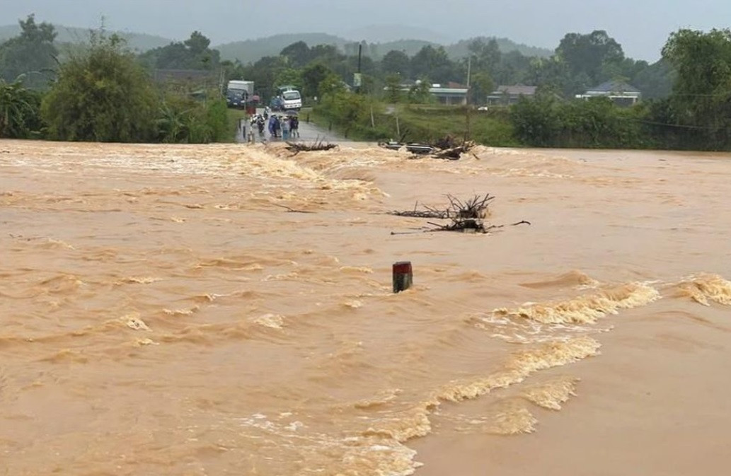 Mưa lớn, nước từ thượng nguồn đổ về mạnh khiến cầu Mỹ Thuận bị ngập sâu, gây chia cắt một thôn.