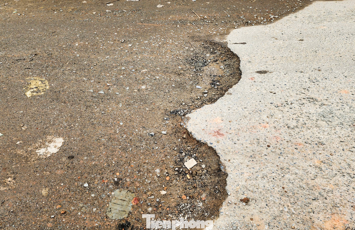 Nhiều vị trí bị bong tróc, gãy, bong tróc từng mảng nhựa mặt đường khiến đường gồ ghề, tiềm ẩn nguy cơ mất an toàn.