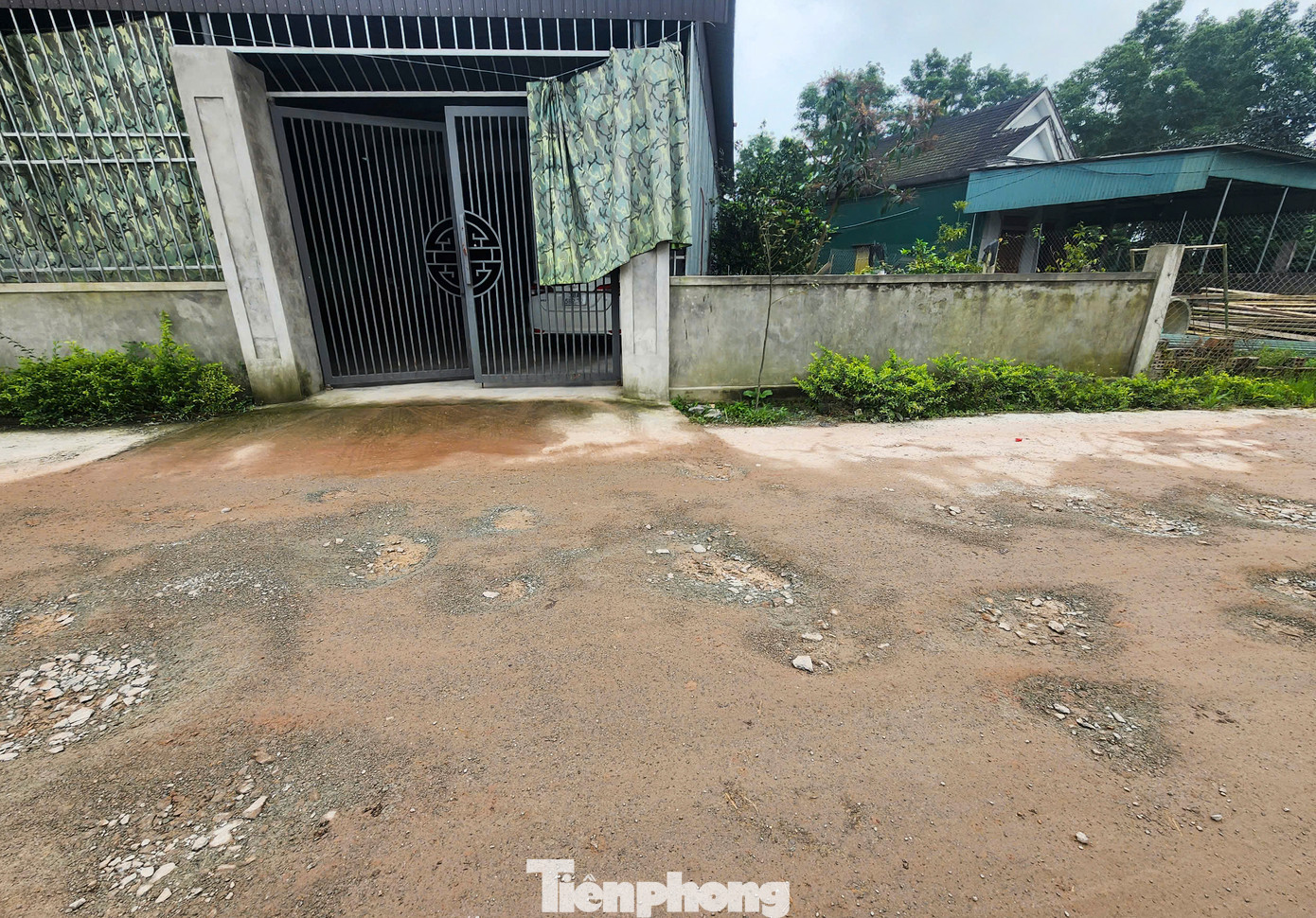 Nhiều vị trí bị bong tróc, gãy, bong tróc từng mảng nhựa mặt đường khiến đường gồ ghề, tiềm ẩn nguy cơ mất an toàn.