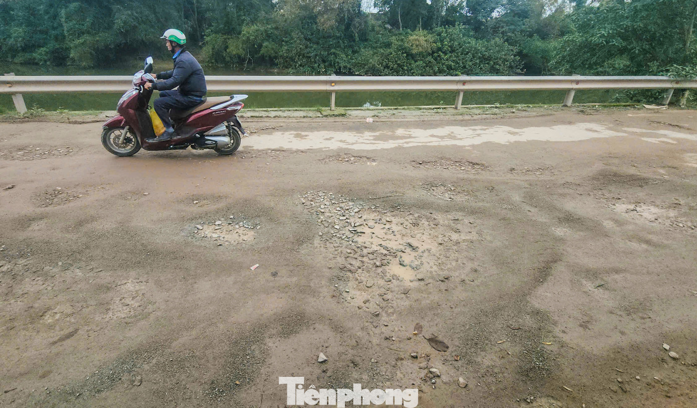 “Tuyến đường xuống cấp lâu nay song gần đây hư hỏng nghiêm trọng. Trời nắng thì bụi bặm, trời mưa thì mặt đường trơn trượt, gây nguy hiểm cho người đi xe, nhất là các cháu học sinh”, bà Lâm (63 tuổi) cho hay.