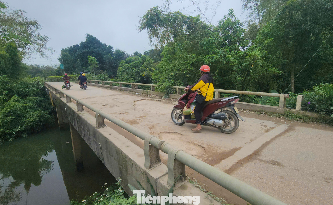 Ông Võ Tá Kỷ - Chủ tịch UBND xã Cẩm Duệ - cho biết trục đường được xây dựng đã lâu, năm 2018, huyện Cẩm Xuyên đầu tư sửa chữa, nâng cấp. Từ năm 2022 lại nay, do thi công dự án cao tốc Bắc - Nam phía Đông đoạn qua địa bàn, tuyến được sử dụng làm đường công vụ, xe trọng tải lớn lưu thông thường xuyên khiến đường càng xuống cấp.