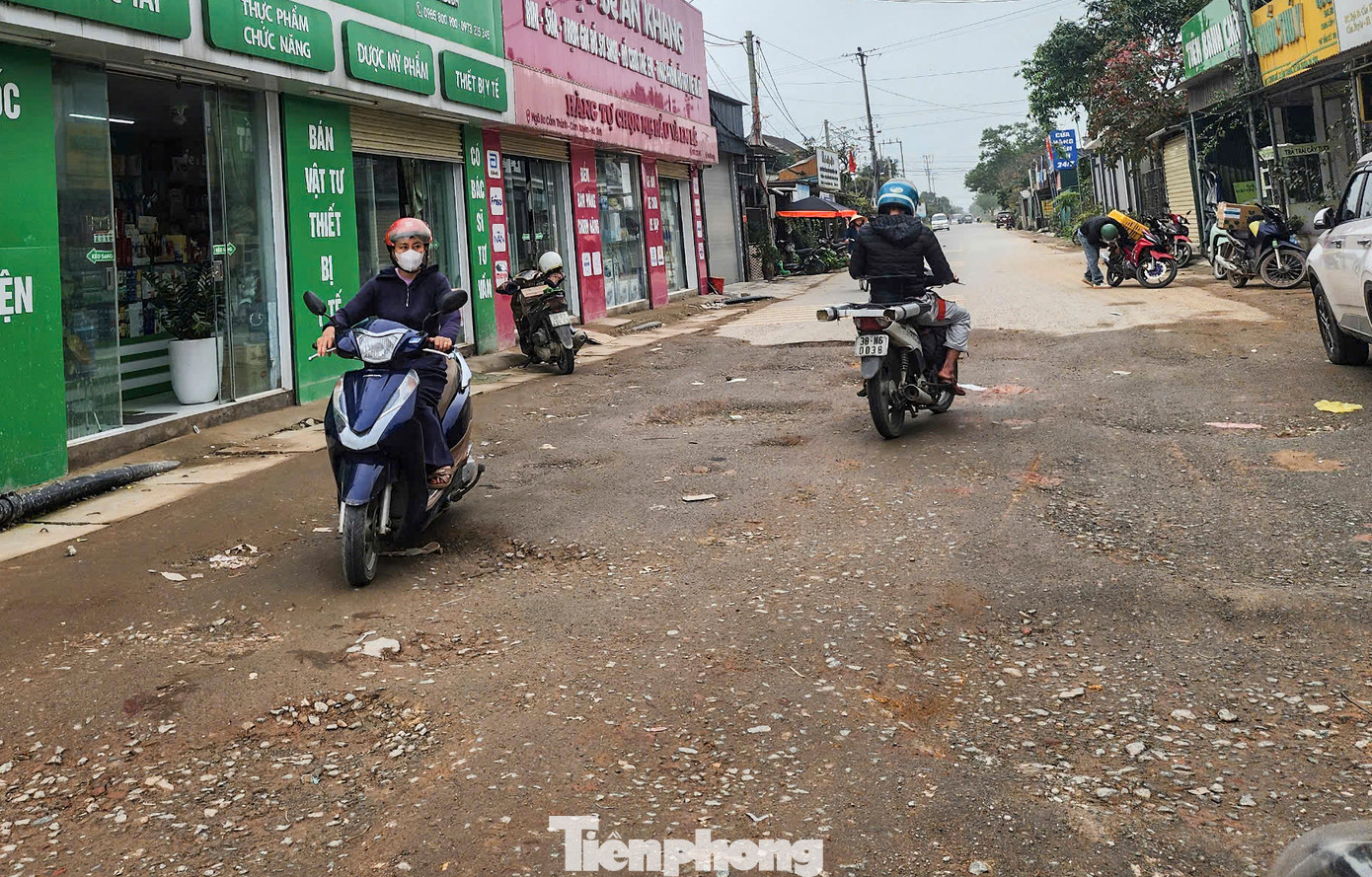 Đường xuống cấp, chậm sửa chữa tiềm ẩn nguy cơ mất an toàn cho người và phương tiện qua lại trên tuyến. Đại diện Ban QLDA Thăng Long (chủ đầu tư dự án cao tốc Bắc Nam) qua huyện Cẩm Xuyên cho biết đã nắm thông tin và cử cán bộ phối hợp các nhà thầu đo đạc, kiểm đếm, rà soát các đoạn đường công vụ xuống cấp để có phương án hoàn trả đảm bảo cho địa phương.