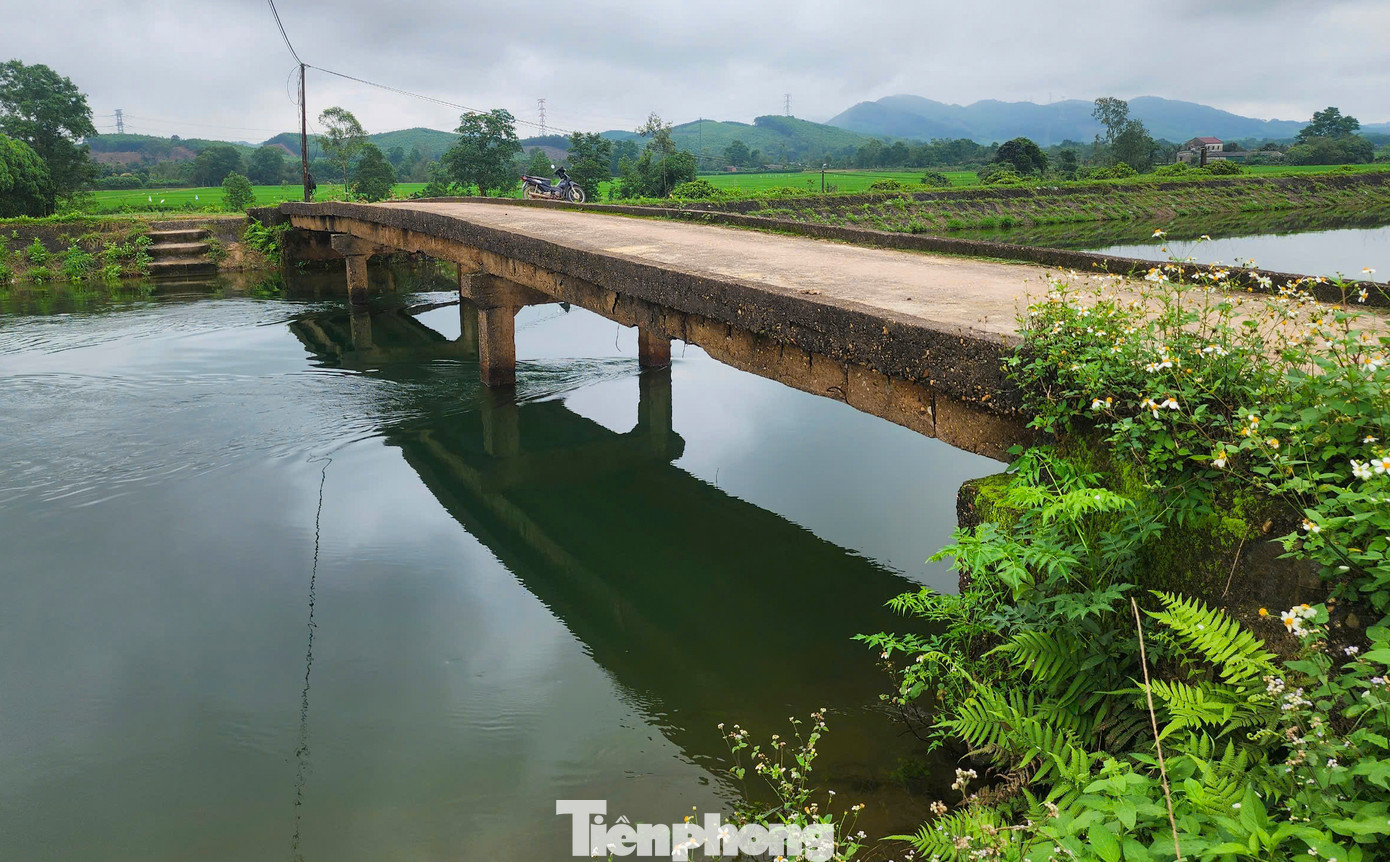 Để phục vụ nhu cầu đi lại trong quá trình sinh hoạt và sản xuất nông nghiệp cho người dân địa phương, dọc tuyến kênh chính Kẻ Gỗ được bố trí gần 10 cây cầu dân sinh. Tuy nhiên, một số cây cầu tại đây không có lan can hoặc lan can đã hư hỏng nặng, tiềm ẩn nhiều nguy cơ gây tai nạn, nhất là vào thời điểm mưa lũ, dẫn nước tưới tiêu hay đêm tối.