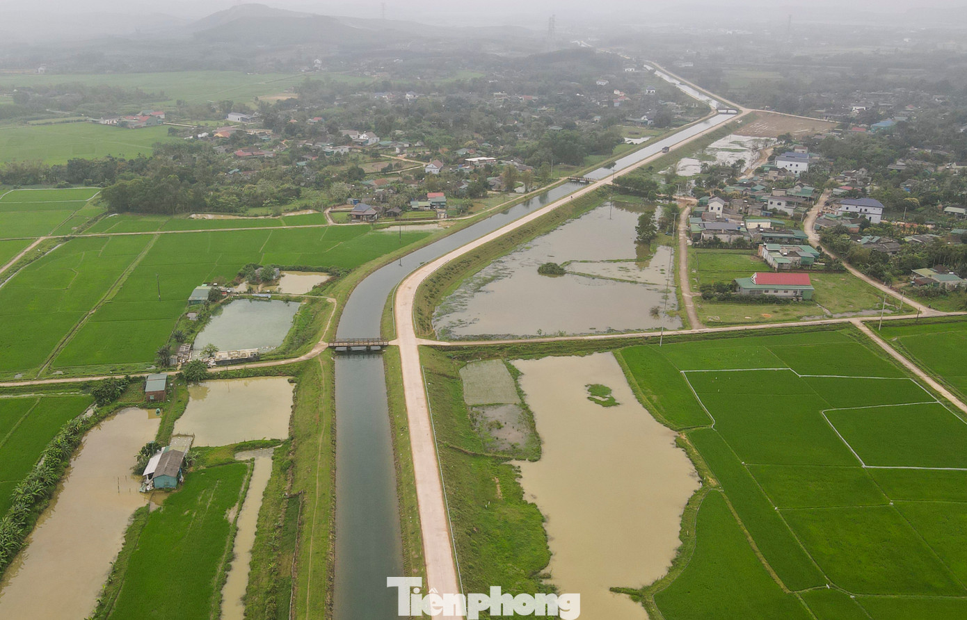 Tuyến chính kênh dẫn nước hồ Kẻ Gỗ, huyện Cẩm Xuyên (Hà Tĩnh) dài hàng chục km, chia ra nhiều mạng lưới, đưa nước đến các xã của hai huyện Cẩm Xuyên, Thạch Hà và TP. Hà Tĩnh.