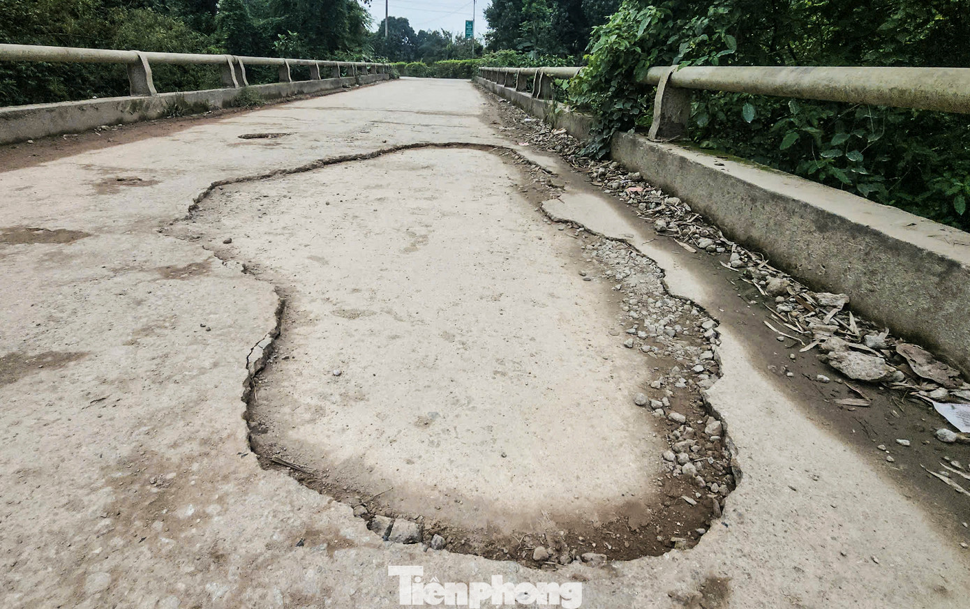 “Xã từng kiến nghị huyện và đơn vị thi công dự án cao tốc sớm sửa chữa tuyến đường, phục vụ nhu cầu đi lại an toàn của người dân song chưa được triển khai. Còn về lâu dài cần có phương án tu bổ, nâng cấp mở rộng tuyến đường”, ông Kỷ nói. Trong hình, mặt cầu Kênh (xã Cẩm Thành) bong từng mảng lớn.