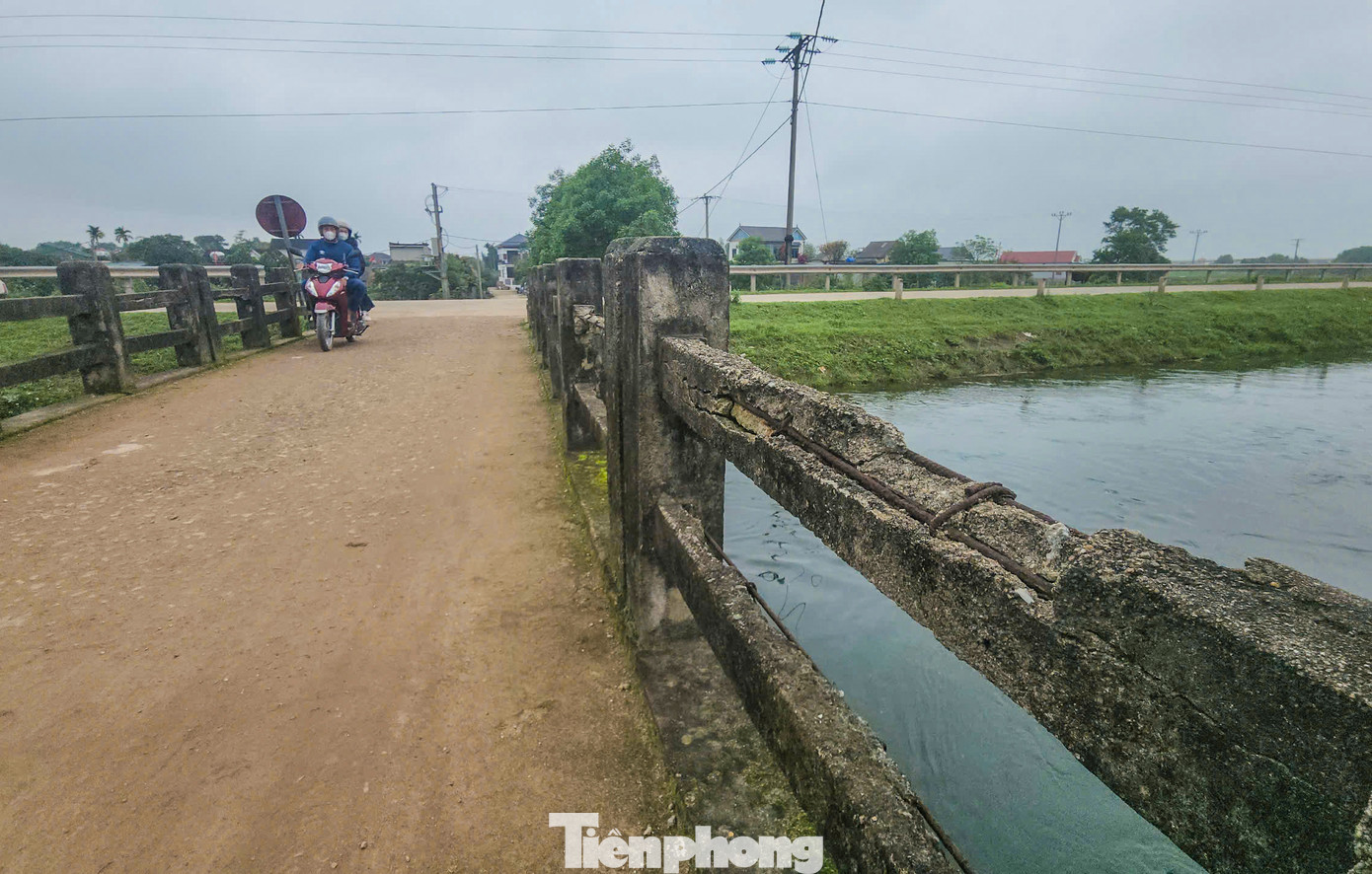 Người dân cho biết đây là tuyến đường giao thông huyết mạch của hàng trăm người dân, học sinh đi qua thường xuyên. Tình trạng cầu xuống cấp, gãy đổ tiềm ẩn nhiều nguy hiểm, nhất là trong thời tiết mưa bão, việc di chuyển bị khuất tầm nhìn, đường trơn trượt...